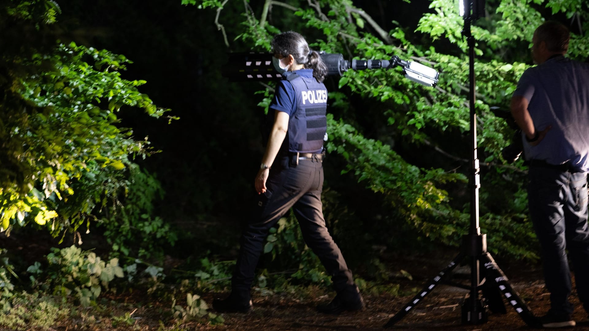 Polizeibeamte am Tatort: Suche nach Motiv für den blutigen Angriff auf Krupp-Gelände.