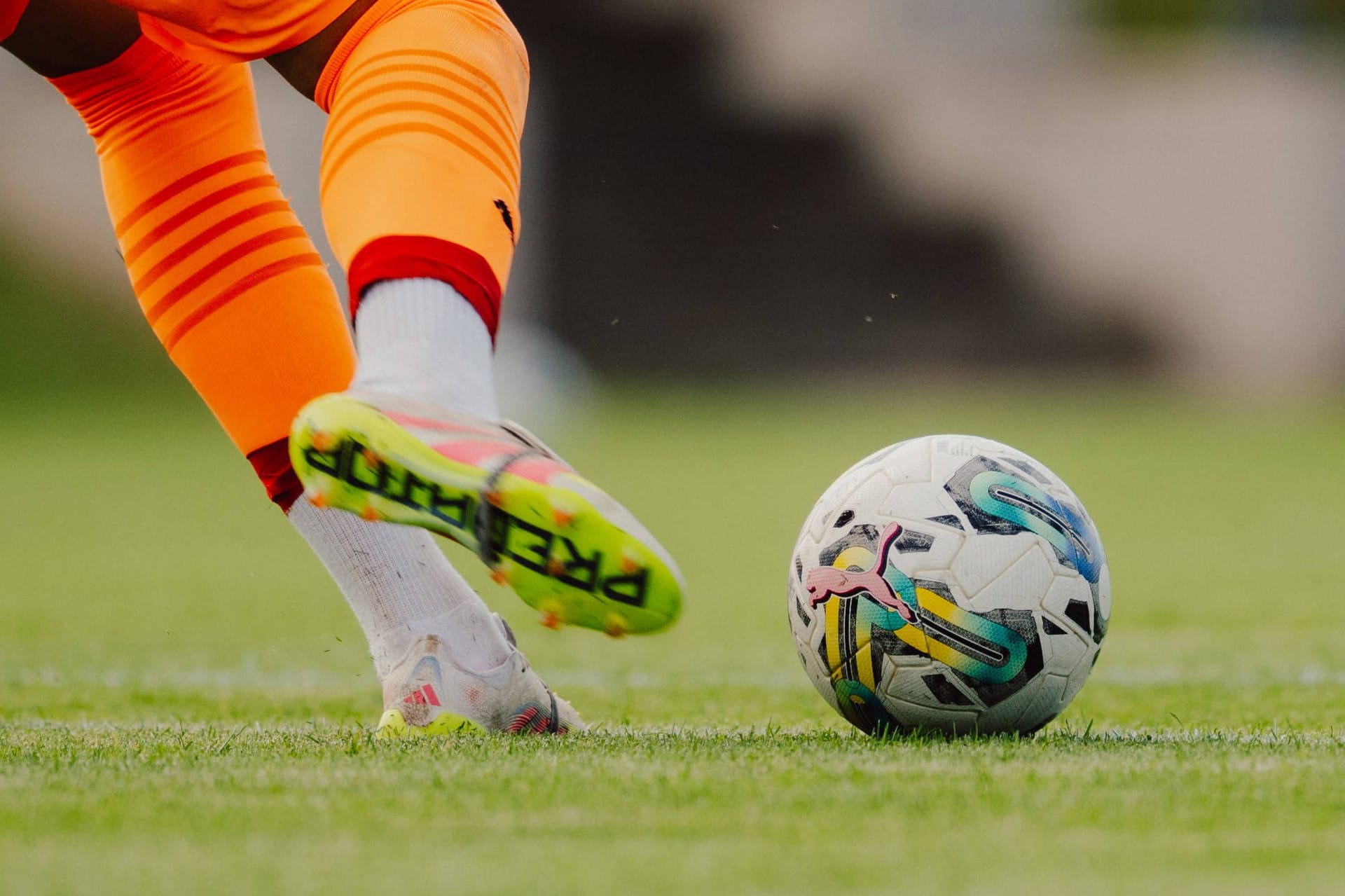Fuß mit Fußball (Symbolbild): Bei einem Jugendspiel ist es zu Ausschreitungen gekommen.