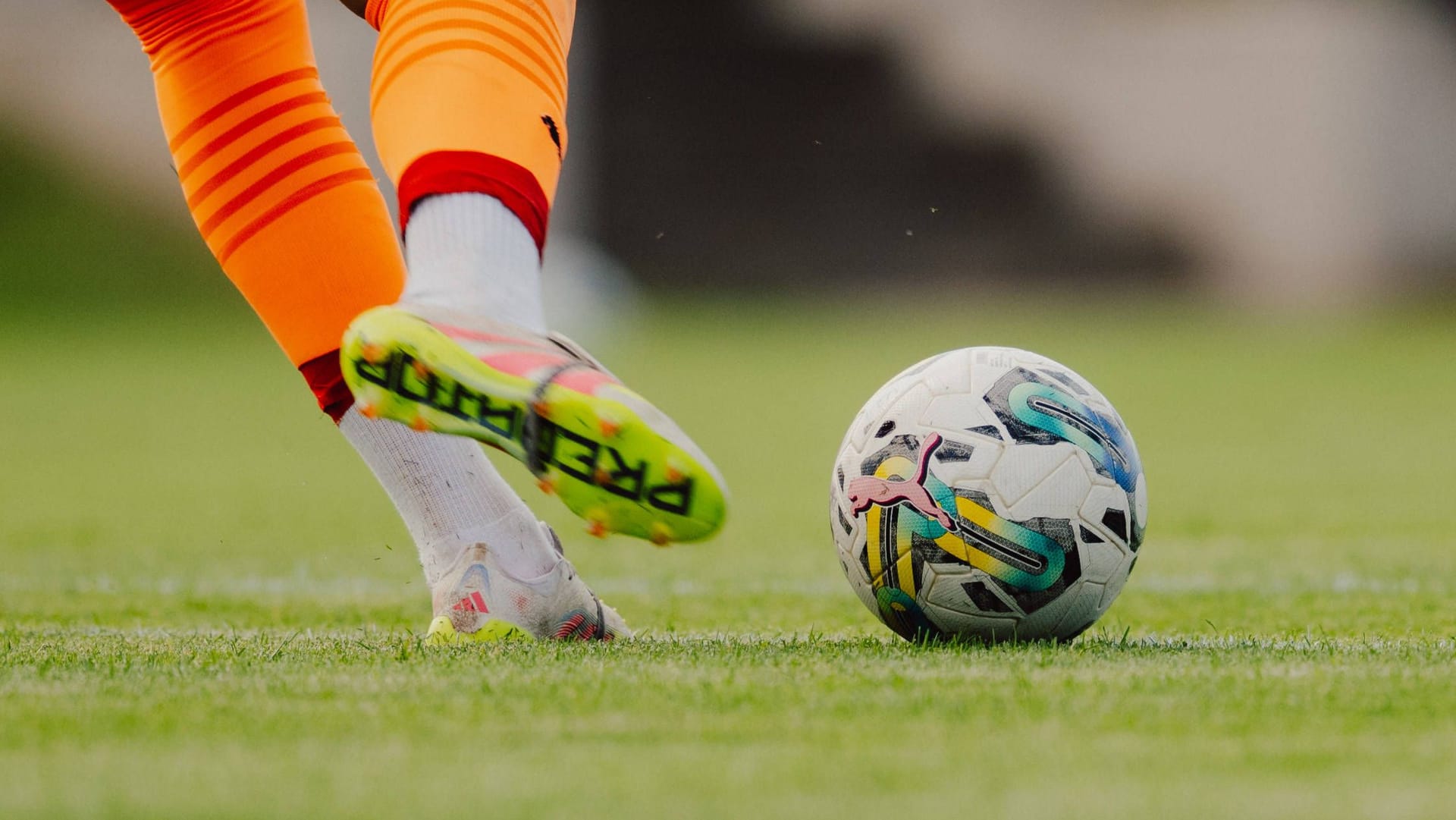 Fuß mit Fußball (Symbolbild): Bei einem Jugendspiel ist es zu Ausschreitungen gekommen. Fuß mit Fußball (Symbolbild): Bei einem Jugendspiel ist es zu Ausschreitungen gekommen.