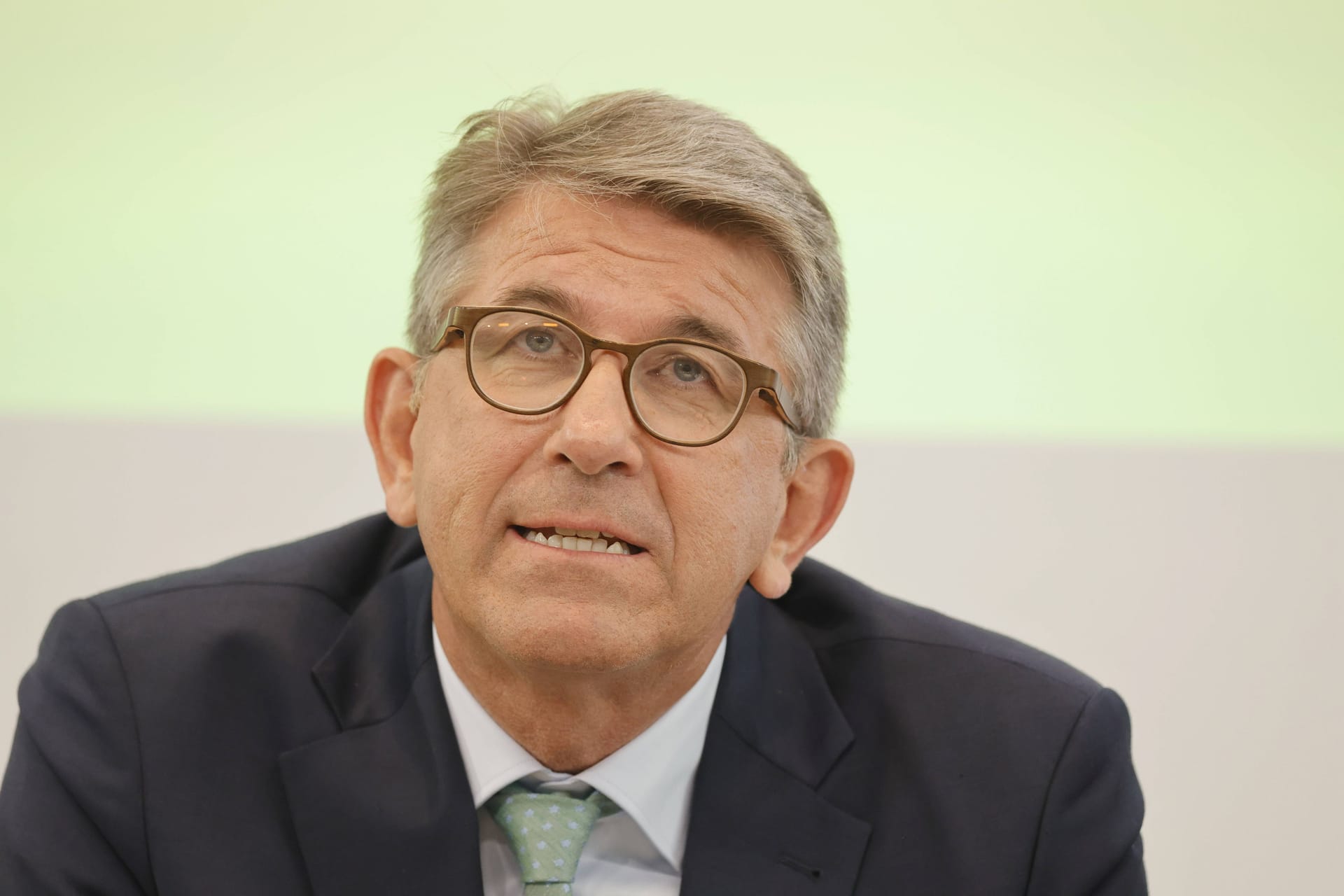 Kulturstaatsminister Wolfram Weimer wehrte sich bei "Lanz" gegen Vorwürfe des Grünen-Chefs Felix Banaszak. (Archivbild) Kulturstaatsminister Wolfram Weimer wehrte sich bei "Lanz" gegen Vorwürfe des Grünen-Chefs Felix Banaszak. (Archivbild)