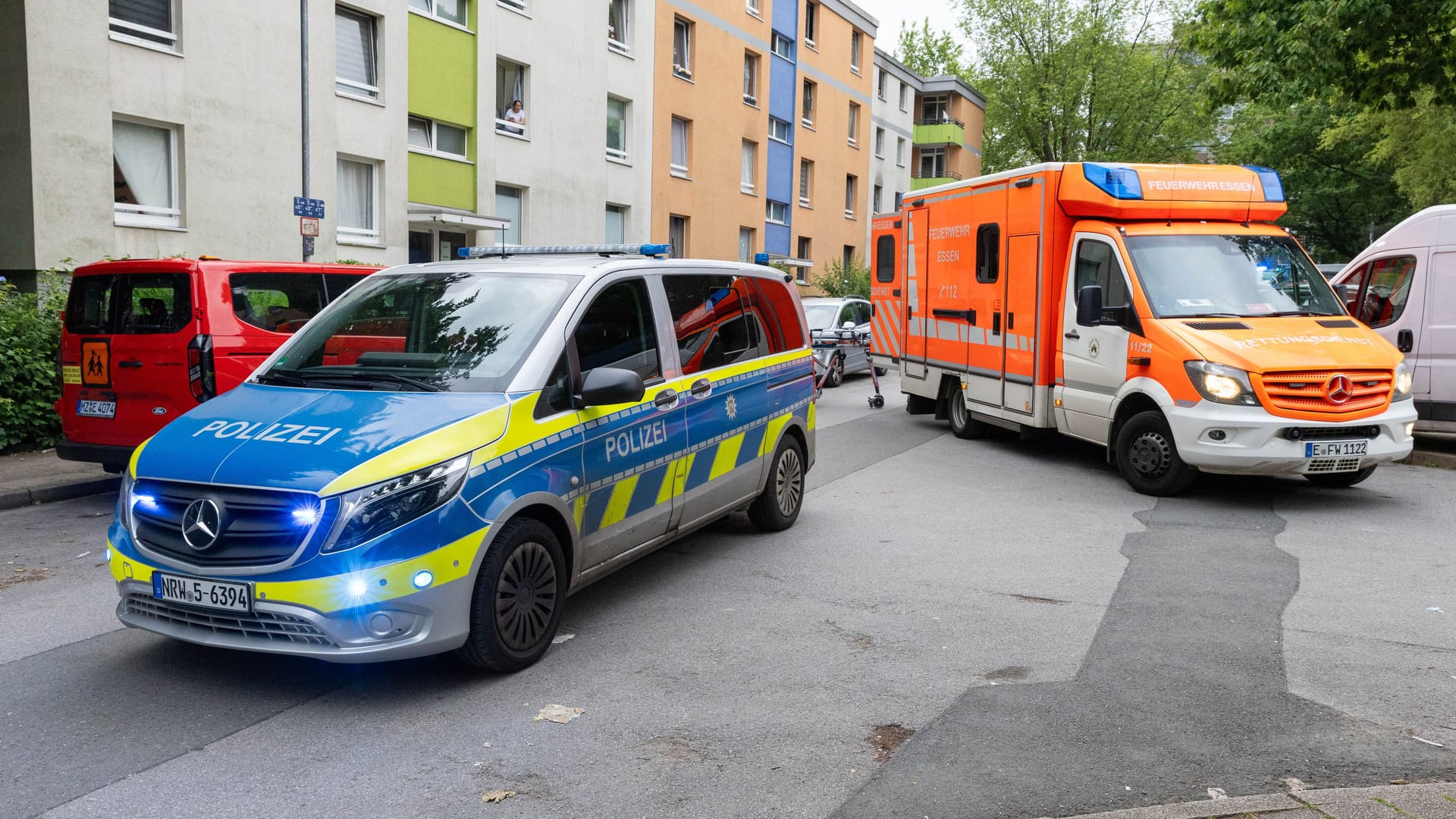 Polizei und Rettungsdienst am Tatort.