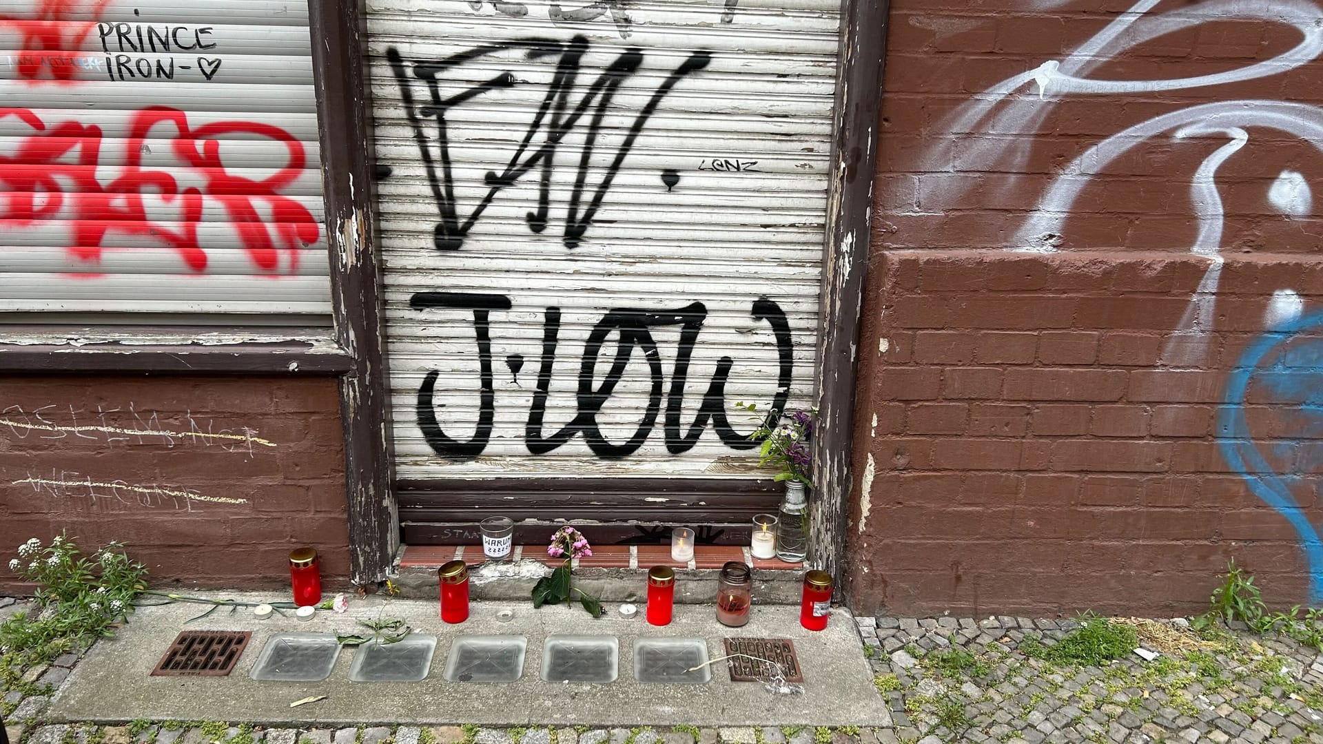 Der Eingangsbereich der Praxis: Menschen habe dort Kerzen abgestellt.