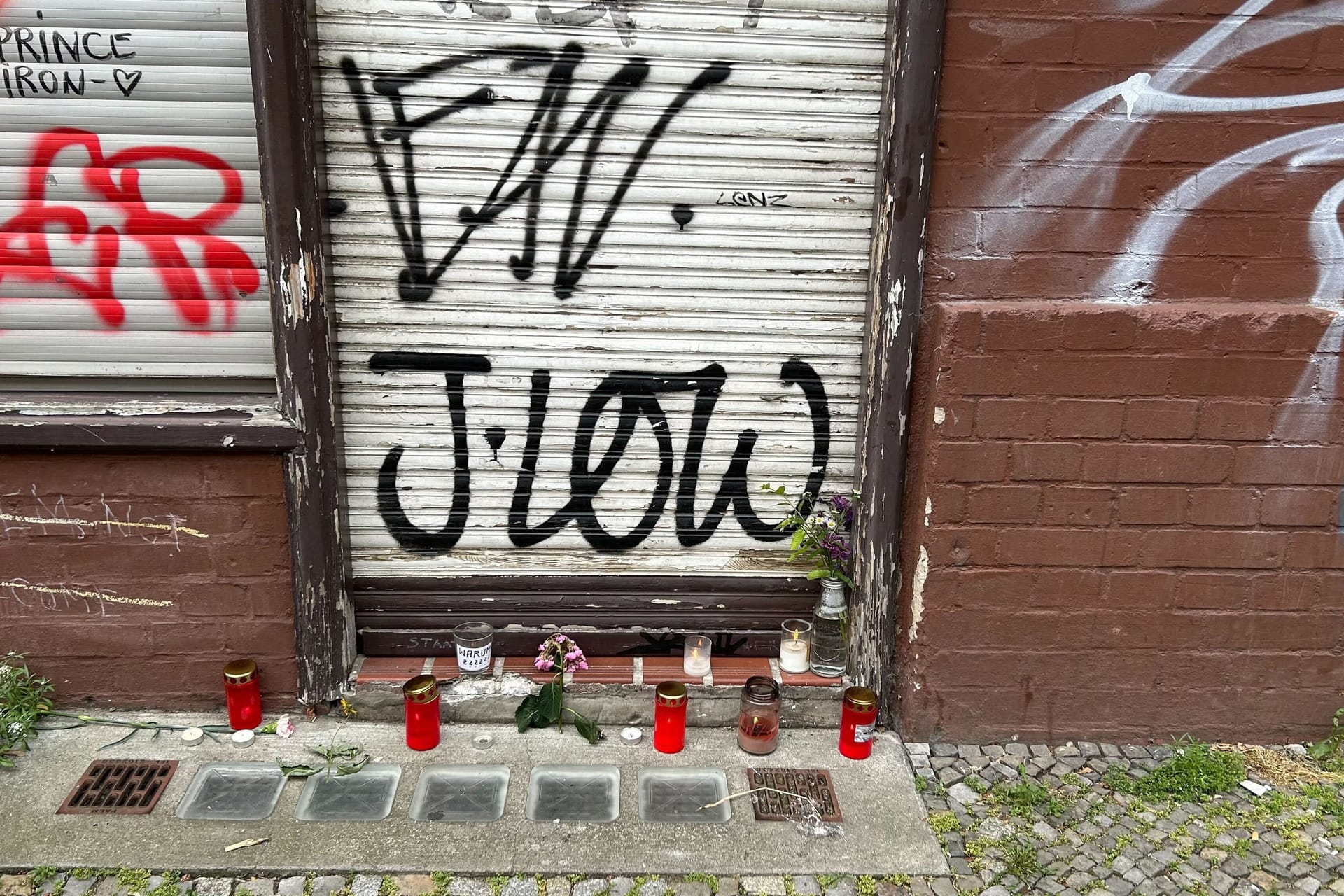 Der Eingangsbereich der Praxis: Menschen habe dort Kerzen abgestellt.