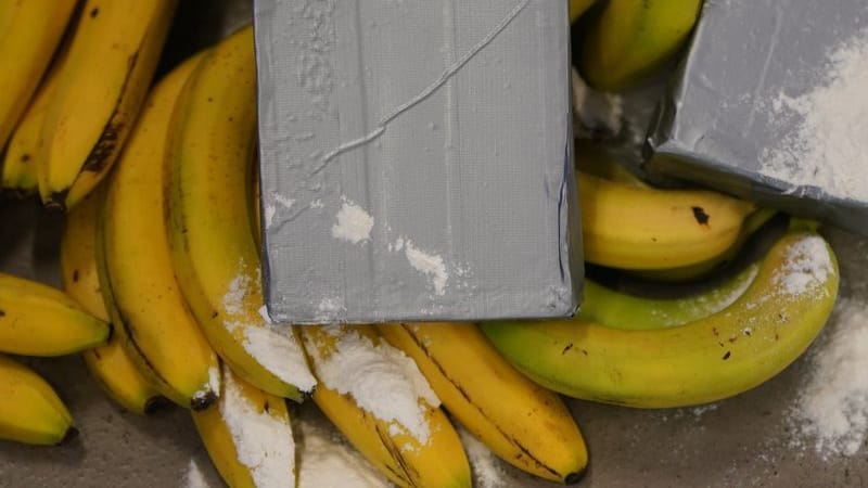 Silber-graue Pakete und weißes Pulver, das Kokain darstellen soll, liegt neben Bananen und Bananenkisten während der Vorstellung der Awareness-Kampagne für Hafenbeschäftigte im Kampf gegen internationale Drogenkriminalität. Die Sicherheitsbehörden haben die neue Awareness-Kampagne am Montag vorgestellt. (zu dpa: «Polizei findet Drogen in Bananenkisten in Supermärkten»)