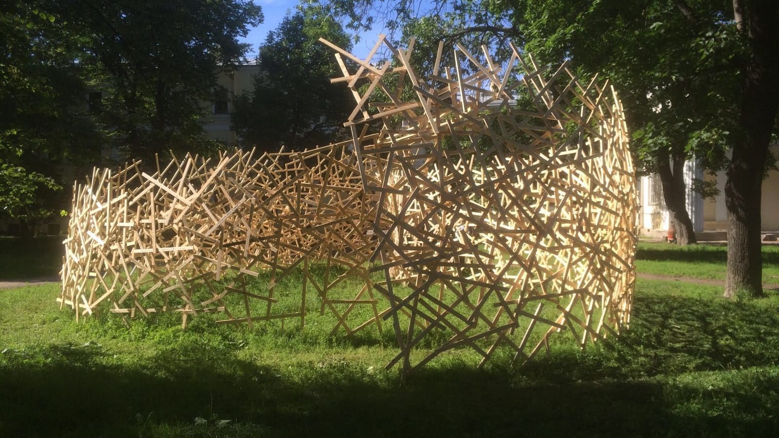 Künstler Martin Steinert über seine Skultpur: "Meine wooden cloud ist ein lebendes Werk. Hier dürfen und sollen sich alle beteiligen".