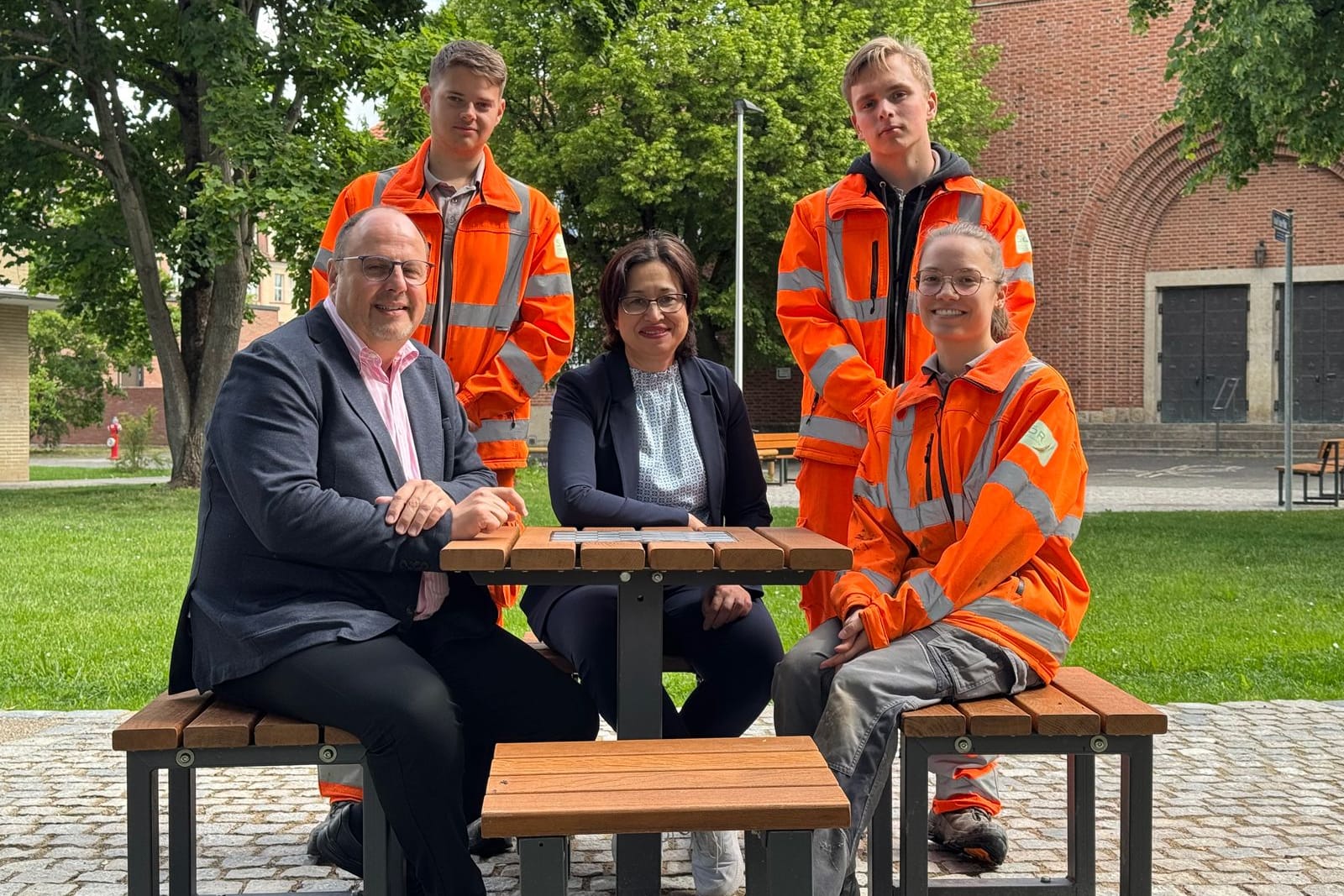 Bürgermeister Christian Vogel (v. l. n. r.), SÖR-Azubi Fabio Schön, Stadträtin Aynur Kir, SÖR-Azubi Tom Müller und seine Kollegin Sonja Schröpfer: Der Platz wurde von den SÖR-Auszubildenden umgestaltet.