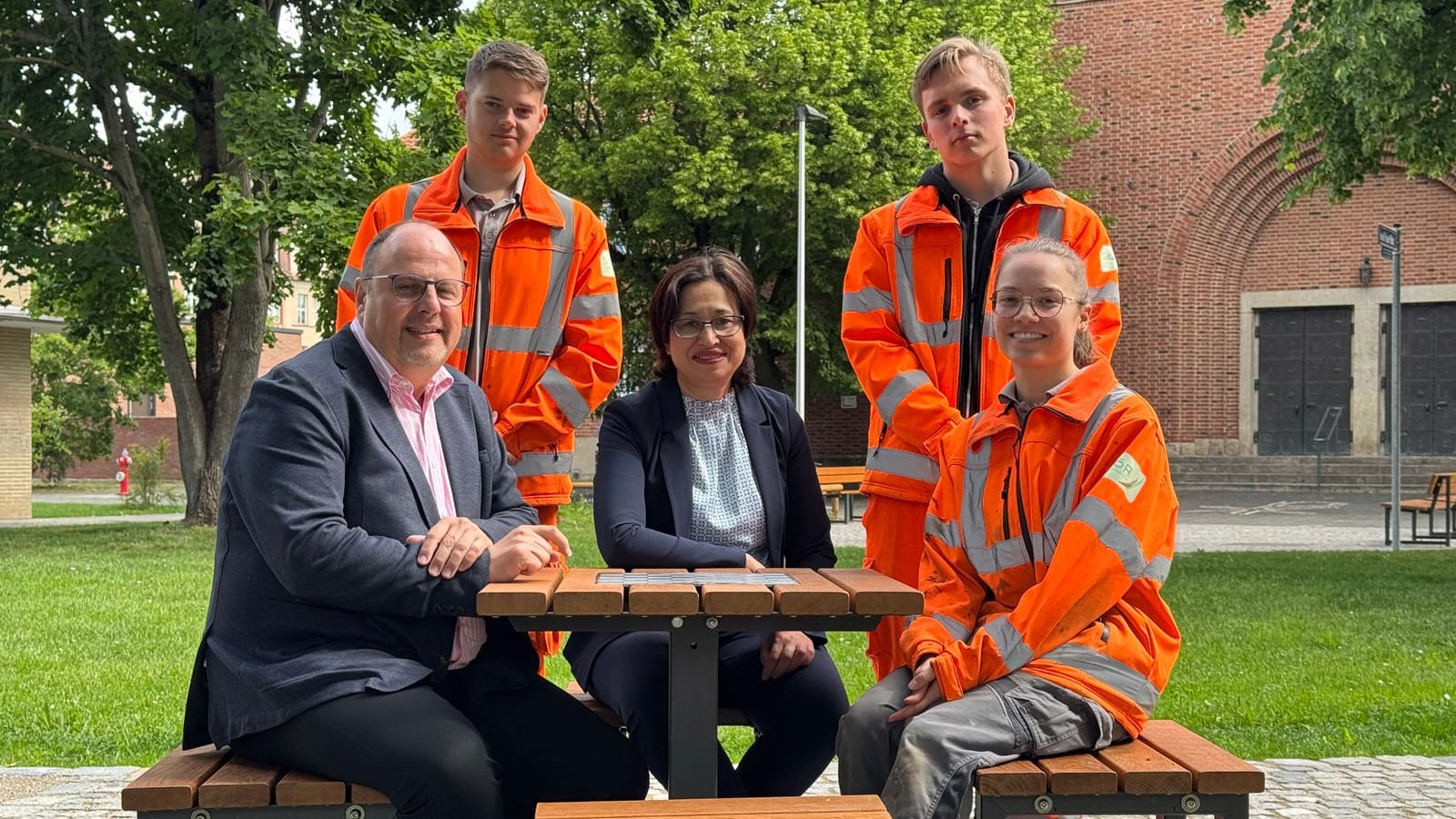 Bürgermeister Christian Vogel (v. l. n. r.), SÖR-Azubi Fabio Schön, Stadträtin Aynur Kir, SÖR-Azubi Tom Müller und seine Kollegin Sonja Schröpfer: Der Platz wurde von den SÖR-Auszubildenden umgestaltet. Bürgermeister Christian Vogel (v. l. n. r.), SÖR-Azubi Fabio Schön, Stadträtin Aynur Kir, SÖR-Azubi Tom Müller und seine Kollegin Sonja Schröpfer: Der Platz wurde von den SÖR-Auszubildenden umgestaltet.