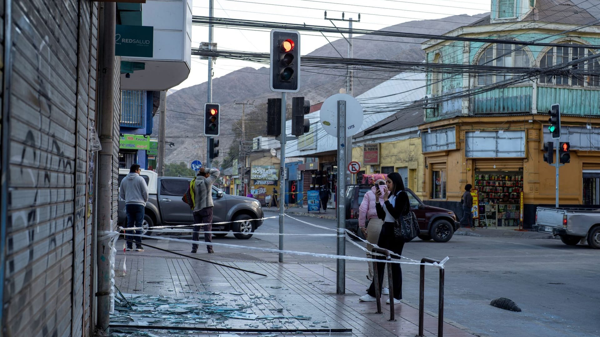 Scherben auf der Straße: Das Erdbeben ließ Glasscheiben zerspringen.
