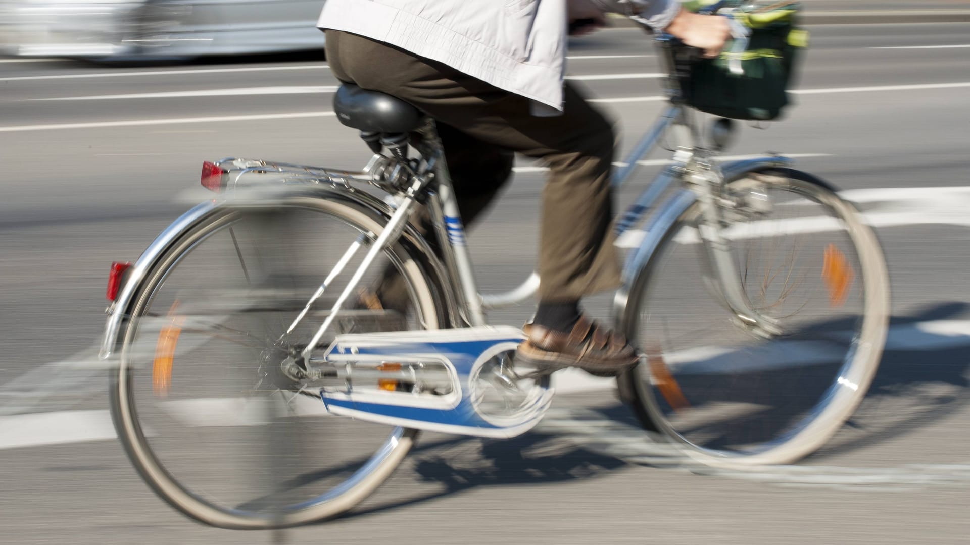 Fahrradfahrer auf dem Radweg (Symbolbild): Ein 74-Jähriger verletzte sich bei einem Unfall in Braunschweig schwer. Fahrradfahrer auf dem Radweg (Symbolbild): Ein 74-Jähriger verletzte sich bei einem Unfall in Braunschweig schwer.