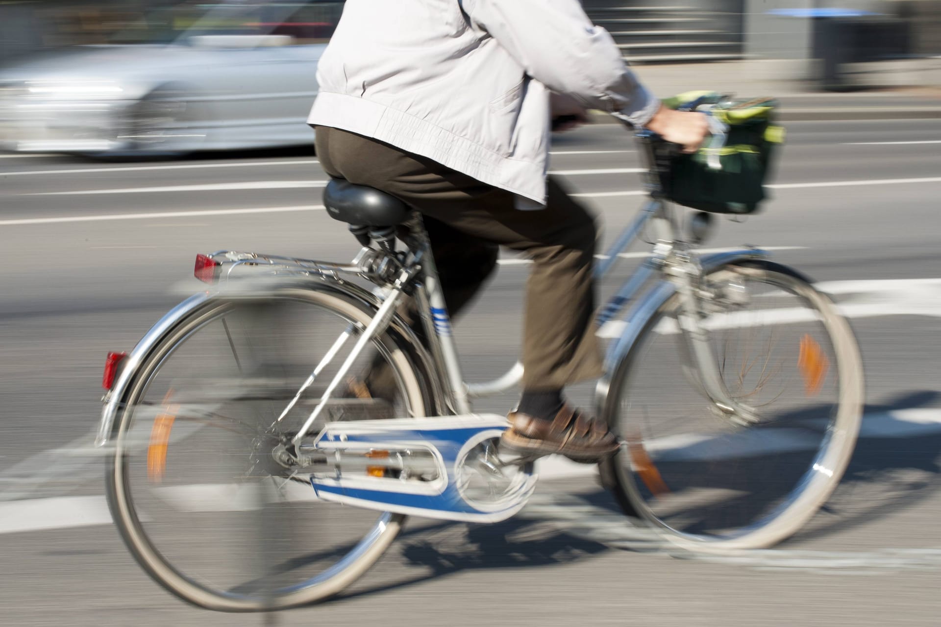 Fahrradfahrer auf dem Radweg (Symbolbild): Ein 74-Jähriger verletzte sich bei einem Unfall in Braunschweig schwer.