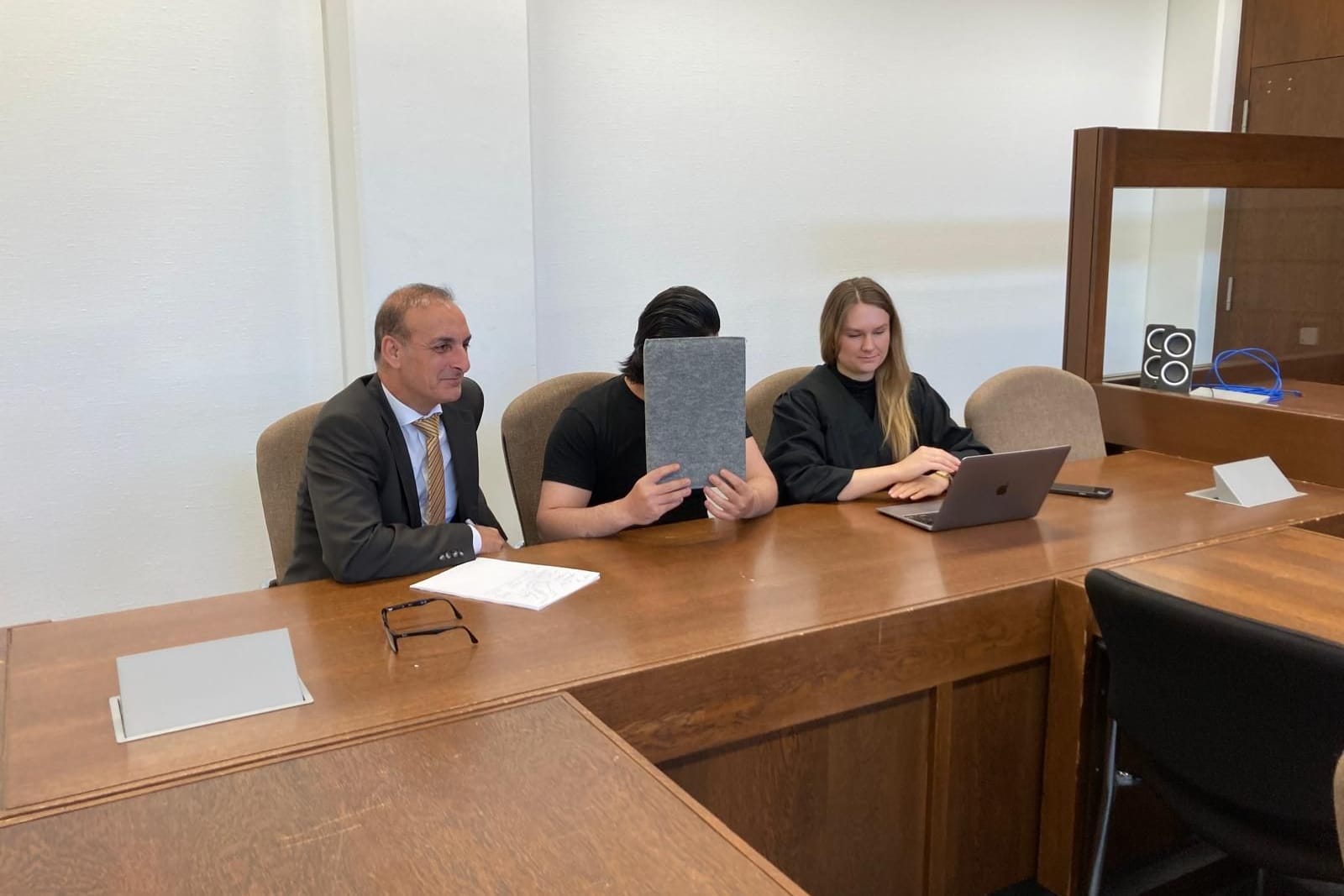 Der Angeklagte Botan I. neben seiner Verteidigerin und einem Übersetzer: Ihm wird Beihilfe zur Geiselnahme sowie ein Verstoß gegen das Waffengesetz zur Last gelegt.