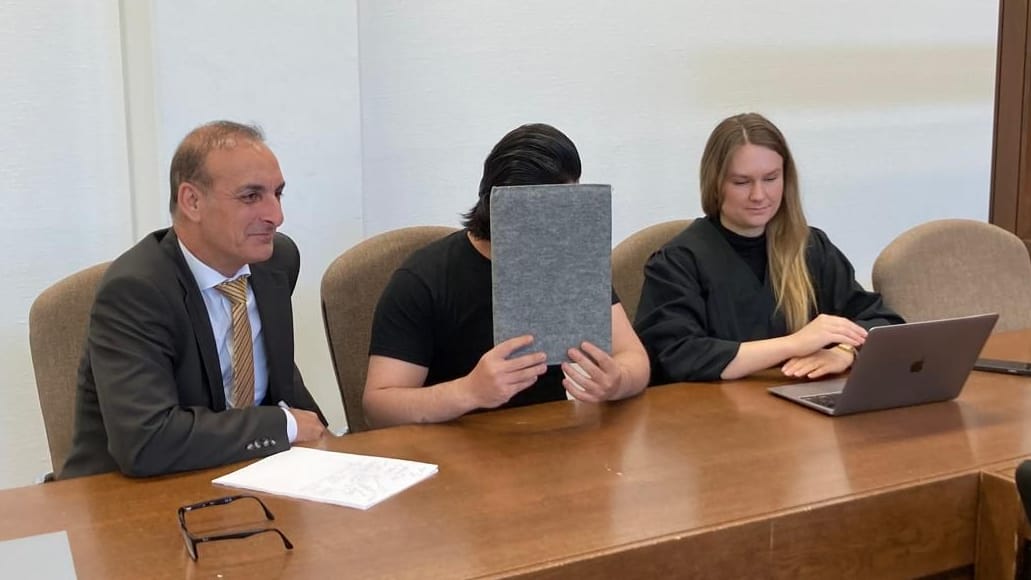Der Angeklagte Botan I. neben seiner Verteidigerin und einem Übersetzer: Ihm wird Beihilfe zur Geiselnahme sowie ein Verstoß gegen das Waffengesetz zur Last gelegt. Der Angeklagte Botan I. neben seiner Verteidigerin und einem Übersetzer: Ihm wird Beihilfe zur Geiselnahme sowie ein Verstoß gegen das Waffengesetz zur Last gelegt.