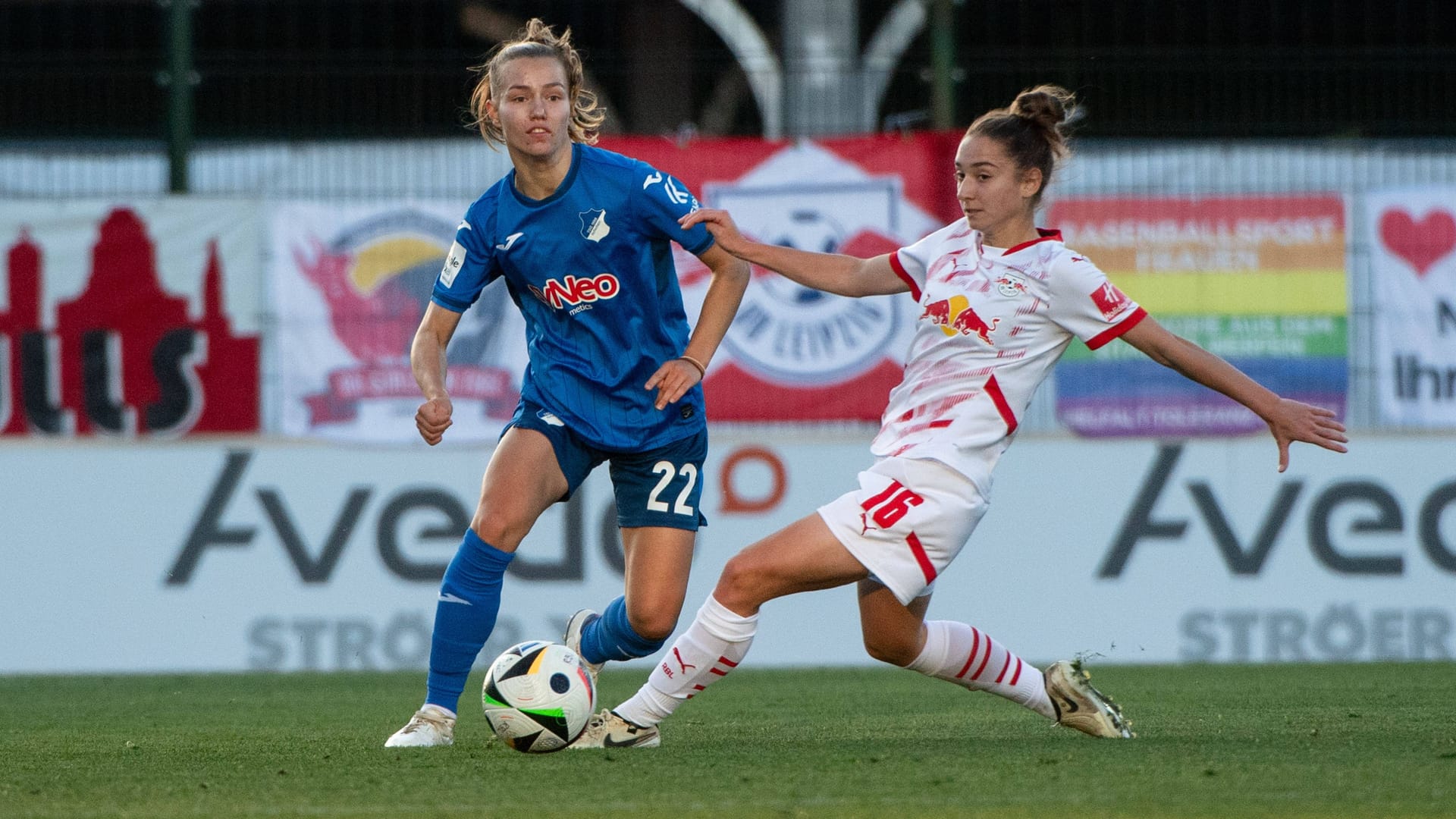 Michaela Croatto (r.) im Zweikampf mit Hoffenheims Sara Ritter (Archivbild): Die 22-Jährige wechselt von RB Leipzig zu den HSV-Frauen. Michaela Croatto (r.) im Zweikampf mit Hoffenheims Sara Ritter (Archivbild): Die 22-Jährige wechselt von RB Leipzig zu den HSV-Frauen.