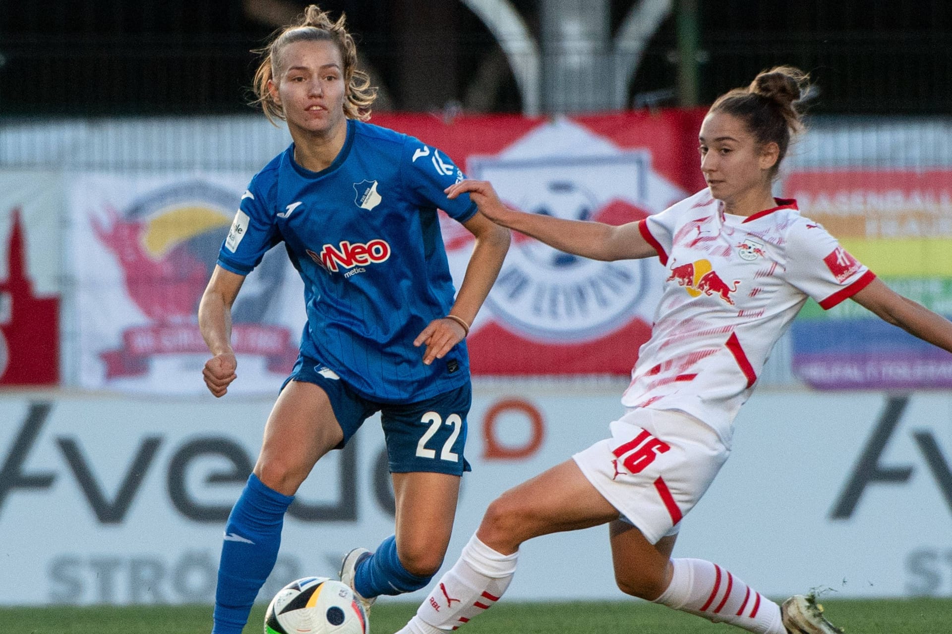 Michaela Croatto (r.) im Zweikampf mit Hoffenheims Sara Ritter (Archivbild): Die 22-Jährige wechselt von RB Leipzig zu den HSV-Frauen.