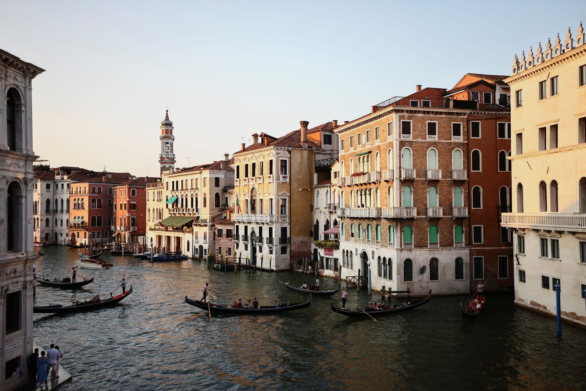 Ausnahmezustand in Venedig: Nicht nur zahlreiche Superstars kommen in die Stadt – es gilt auch eine neue Sicherheitsstufe.
