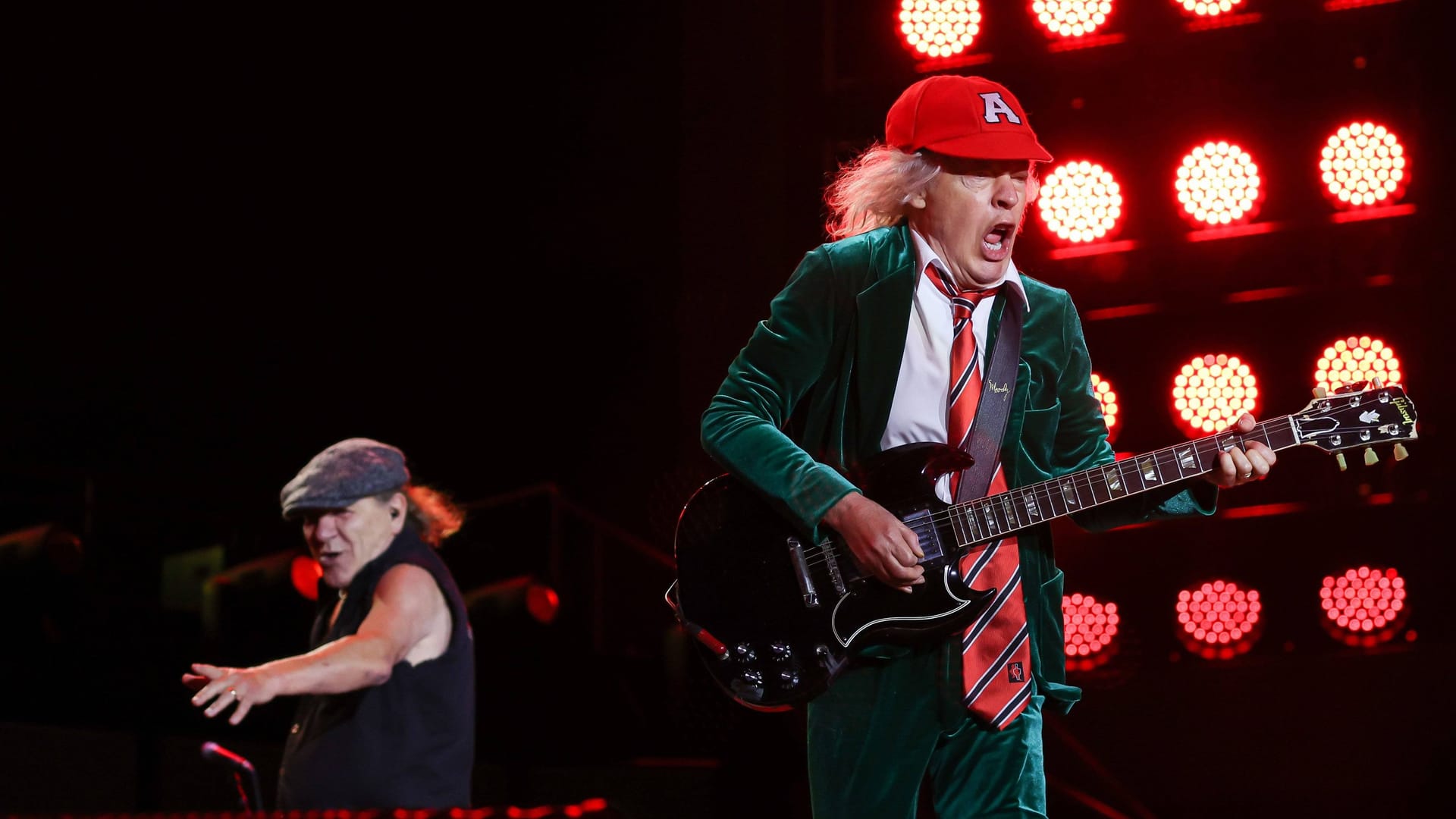 Nicht mehr taufrisch, aber immernoch laut: AC/DC (oben: Sänger Brian Johnson und Angus Young) stehen seit fünf Jahrzehnten auf der Bühne – längst aber nicht mehr in Originalbesetzung.