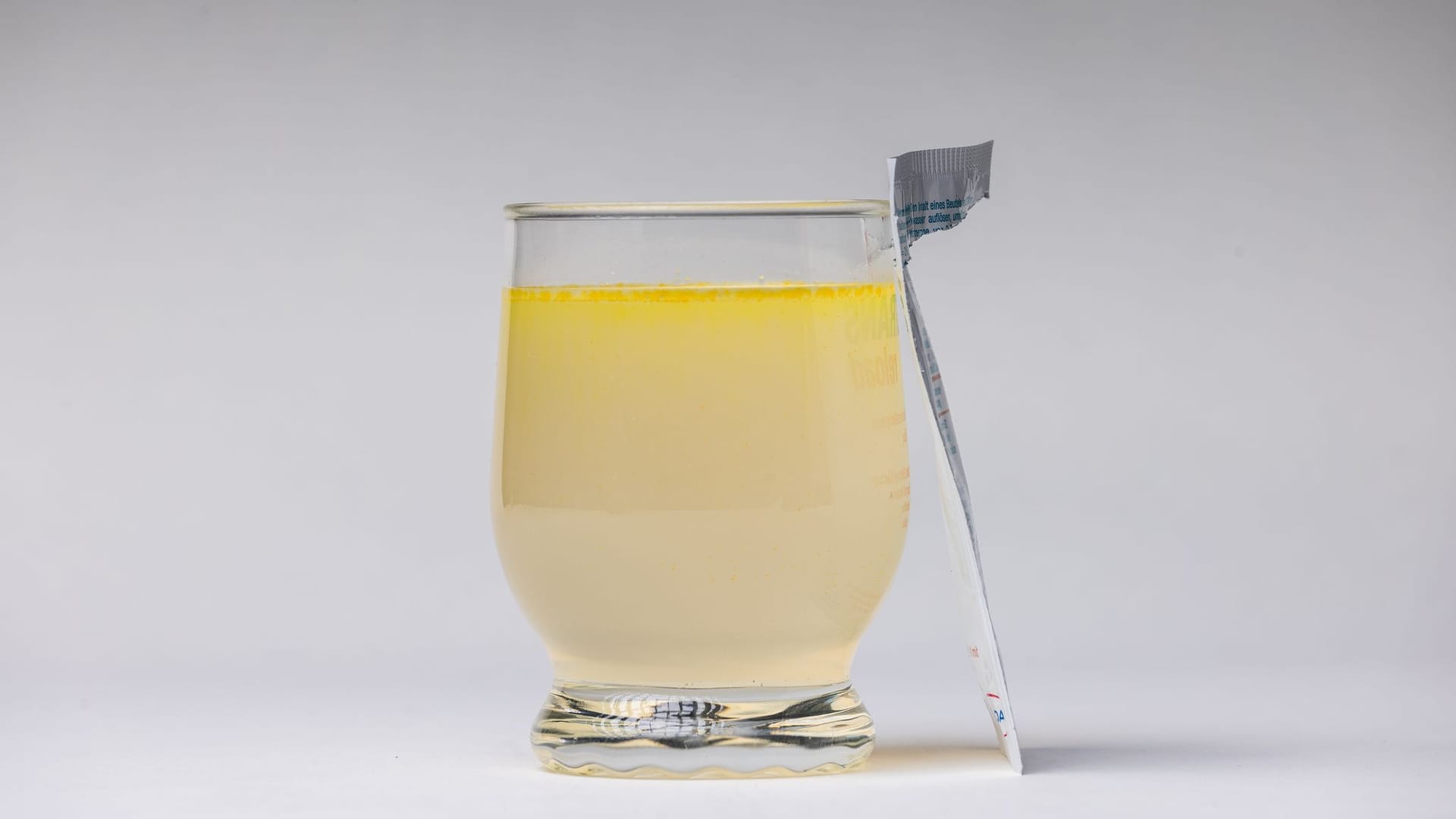 Elektrolytlösung in einem Wasserglas