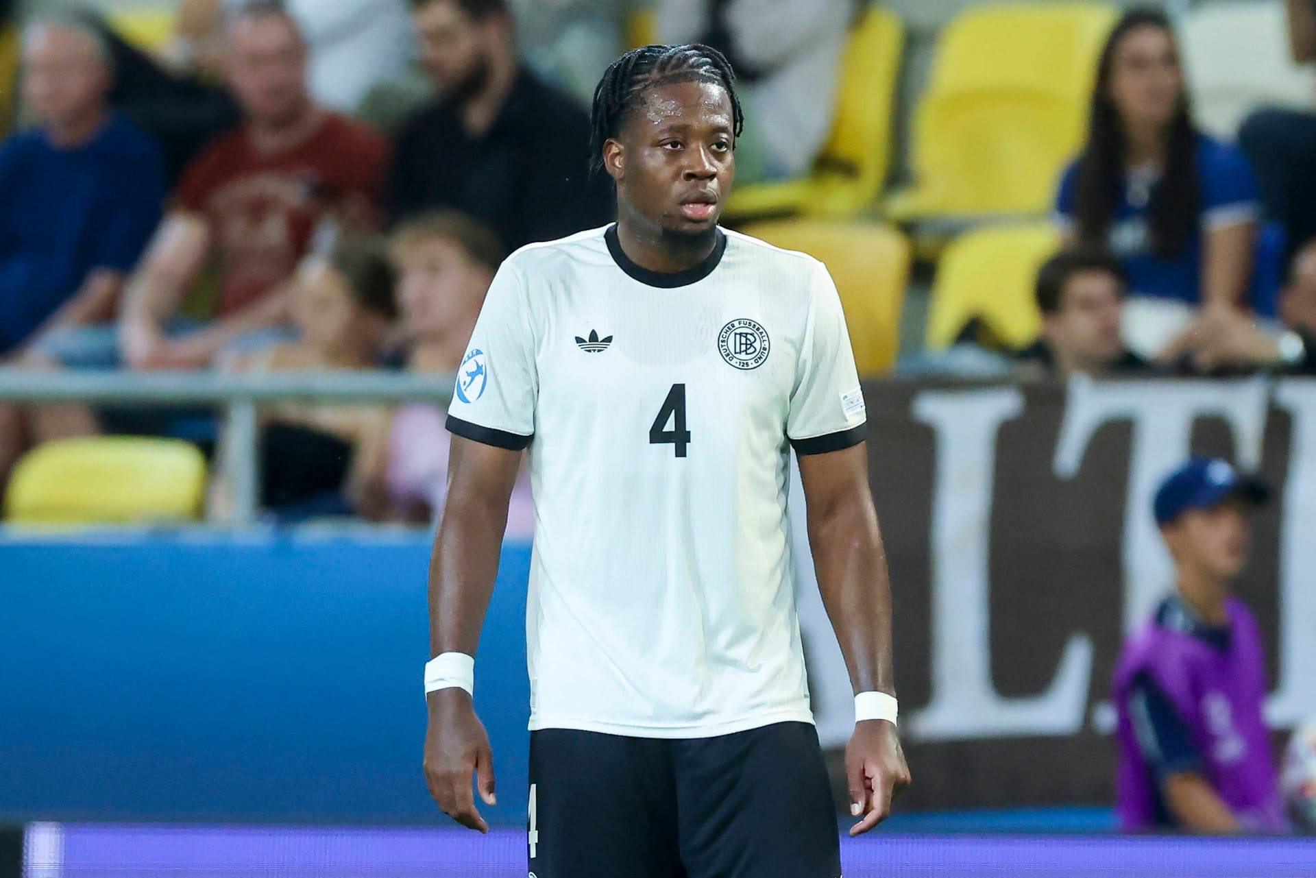 Bright Akwo Arrey-Mbi: Bildete die deutsche Innenverteidigung mit Rosenfelder. Fiel besonders in der ersten Hälfte mit seinem überragenden Stellungsspiel (34.) und einer spektakulären Klärung auf (35.). Nach Wiederanpfiff weiter präsent und immer wieder mit seinem Fuß dazwischen (60., 66. und 77.). Guter Auftritt. Note 2 Bright Akwo Arrey-Mbi: Bildete die deutsche Innenverteidigung mit Rosenfelder. Fiel besonders in der ersten Hälfte mit seinem überragenden Stellungsspiel (34.) und einer spektakulären Klärung auf (35.). Nach Wiederanpfiff weiter präsent und immer wieder mit seinem Fuß dazwischen (60., 66. und 77.). Guter Auftritt. Note 2