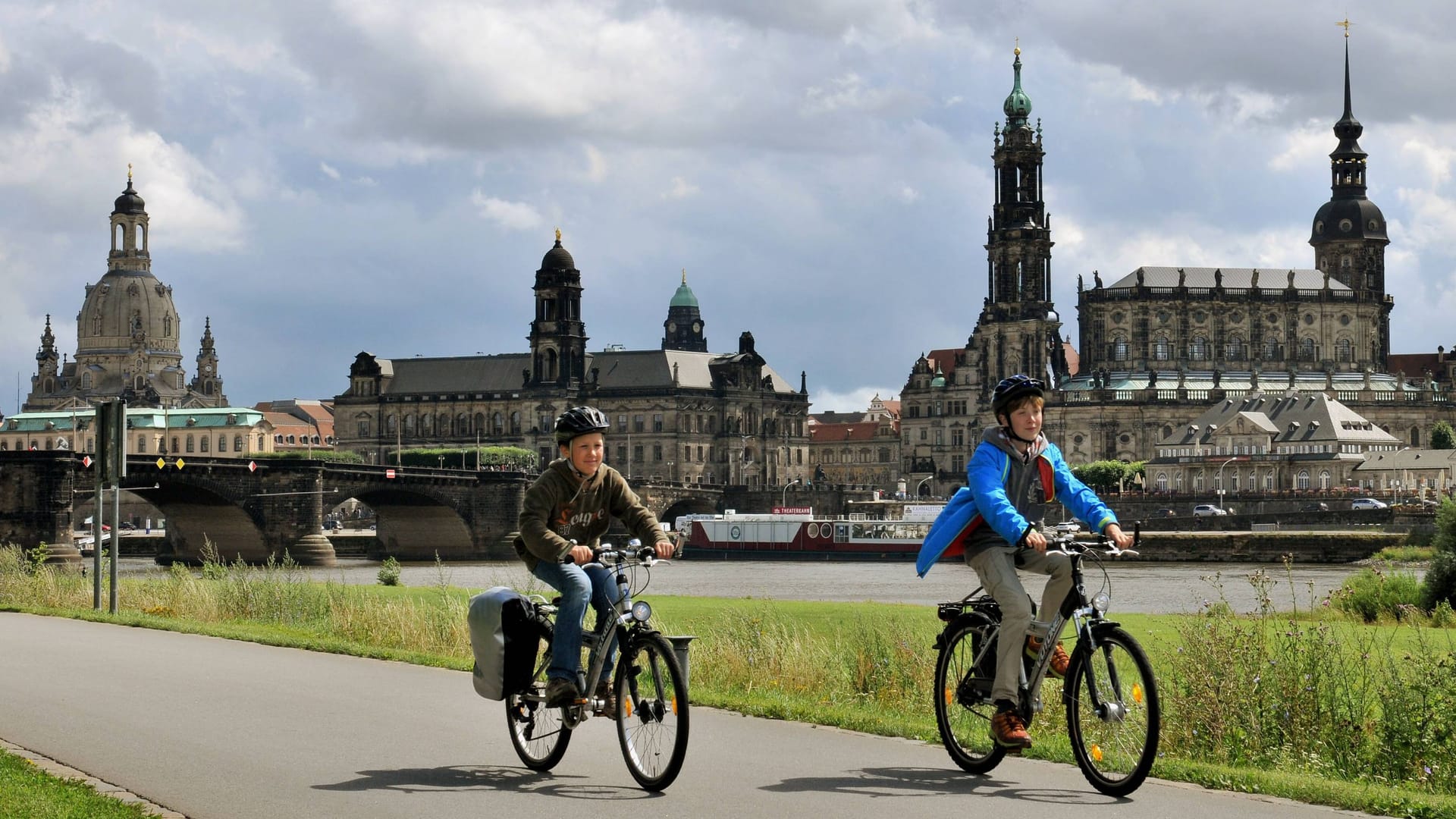 Zwei Fahrradfahrer fahren den Elberadweg entlang (Archivbild).