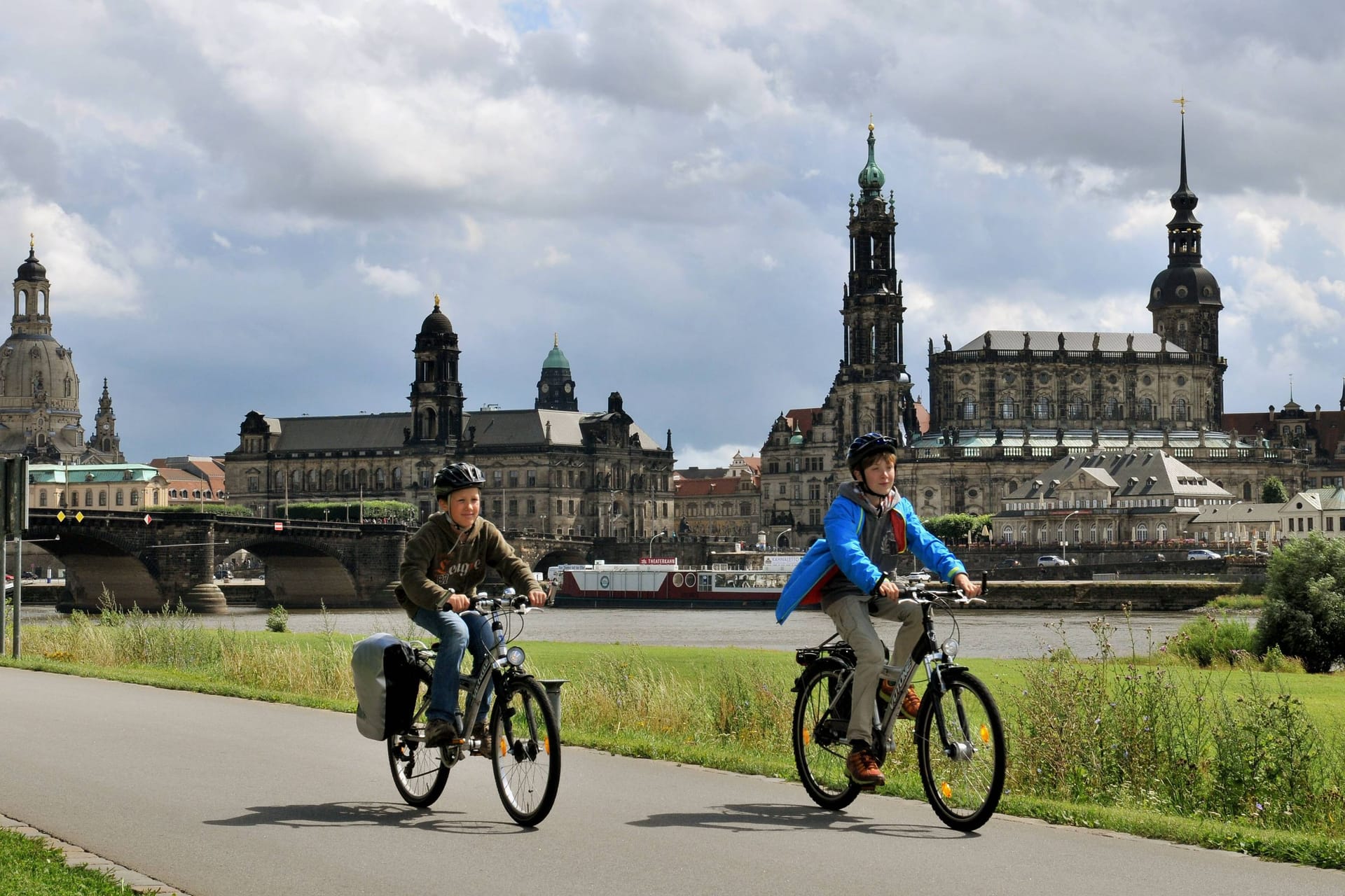 Zwei Fahrradfahrer fahren den Elberadweg entlang (Archivbild).