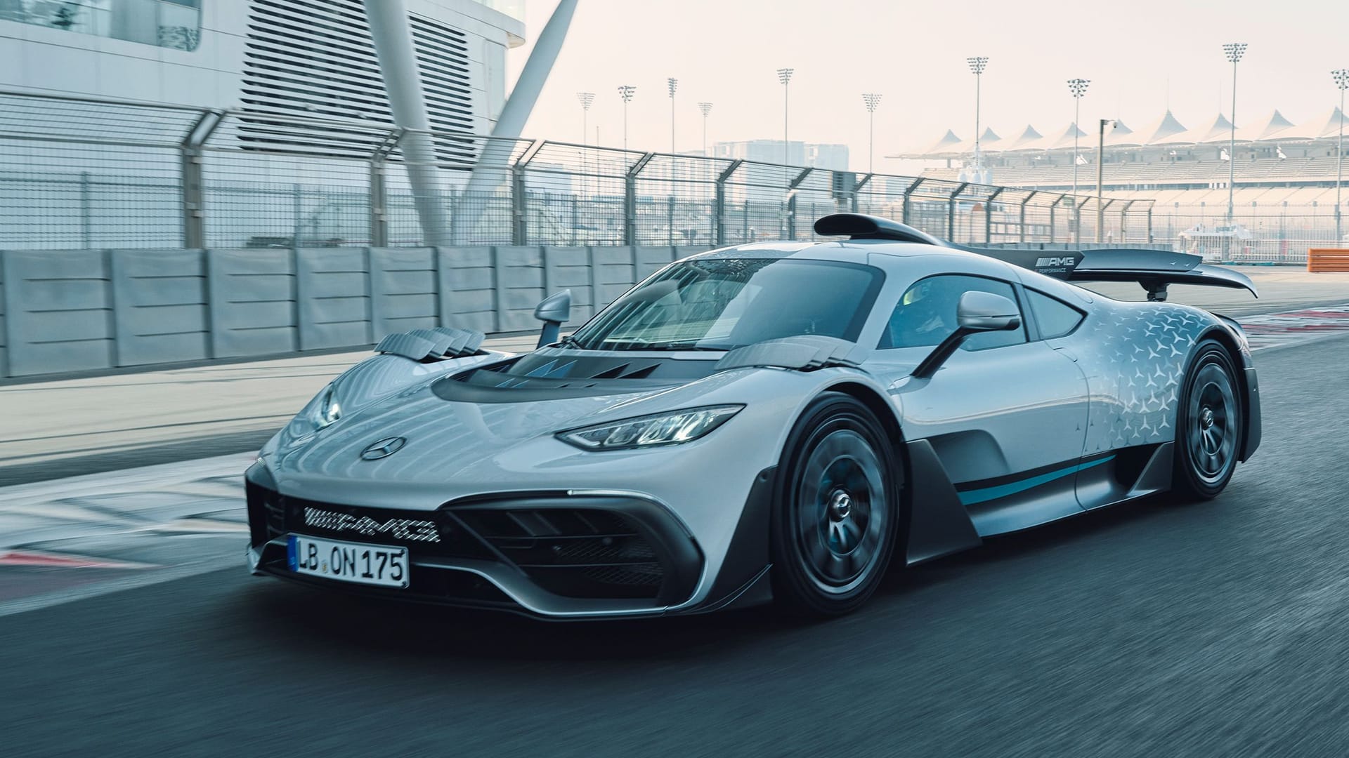 Straßenzugelassene Rennmaschine: Der AMG One bringt echte Formel-1-Technik auf den Asphalt – mit Straßenzulassung und Alltagsambitionen.