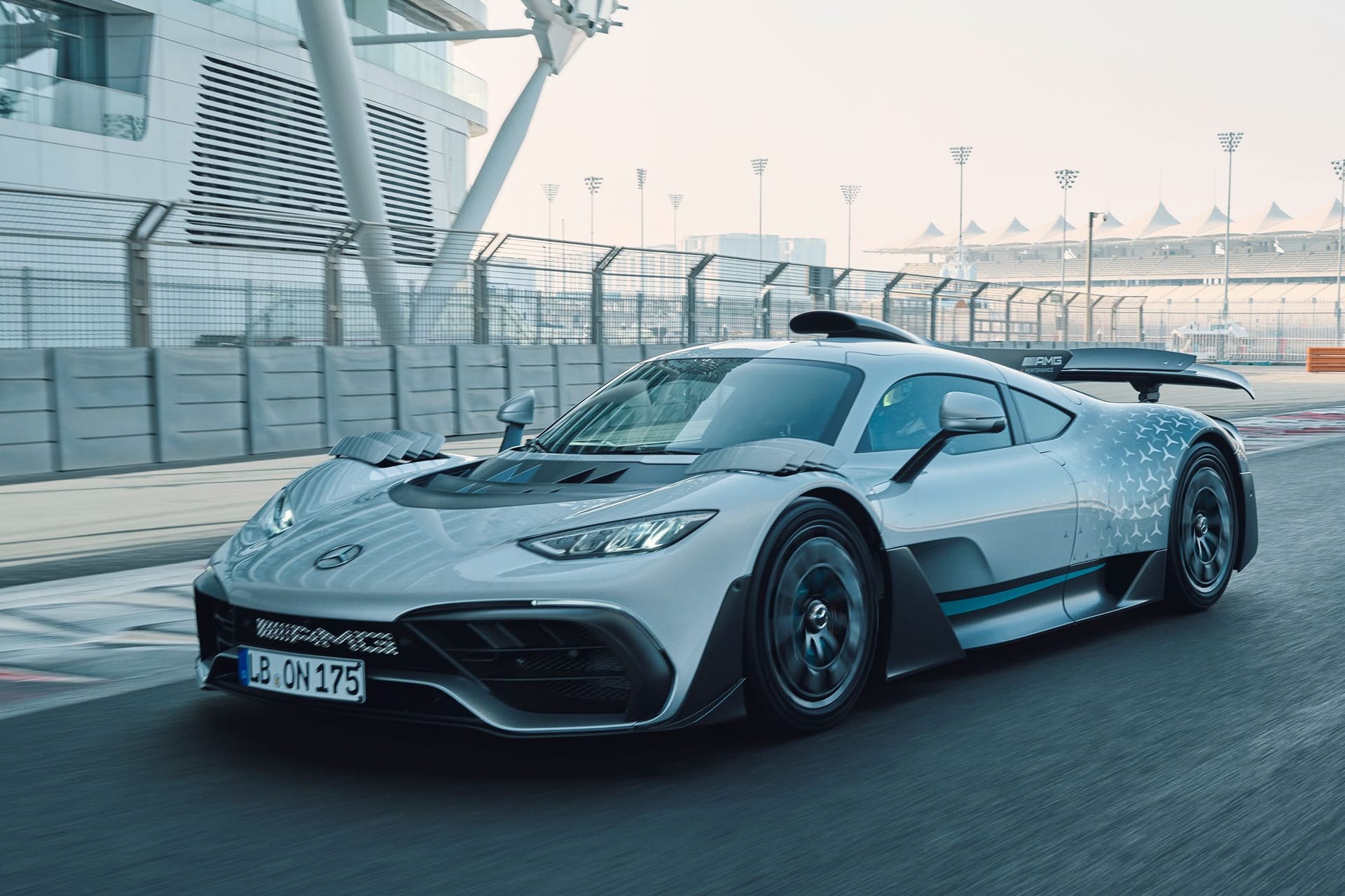Straßenzugelassene Rennmaschine: Der AMG One bringt echte Formel-1-Technik auf den Asphalt – mit Straßenzulassung und Alltagsambitionen.