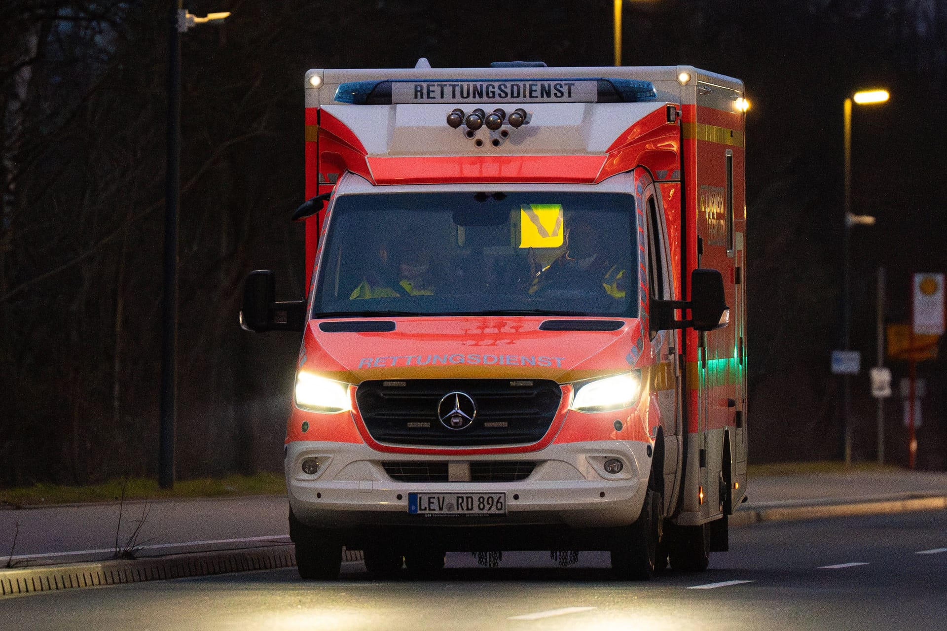 Ein Krankenwagen in Leverkusen: Für den Vermissten bestand akute Lebensgefahr.