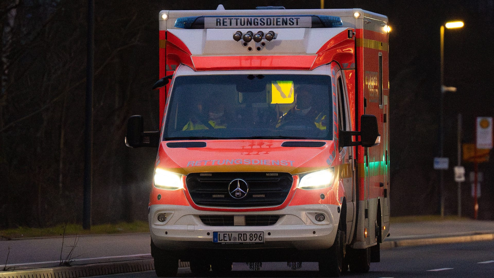 Ein Krankenwagen in Leverkusen: Für den Vermissten bestand akute Lebensgefahr. Ein Krankenwagen in Leverkusen: Für den Vermissten bestand akute Lebensgefahr.