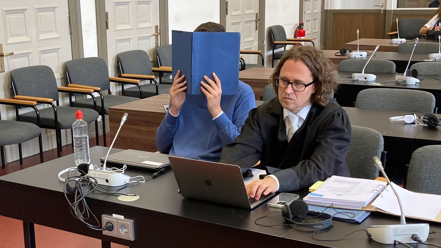 Der Angeklagte (l.) neben seinem Verteidiger im Gerichtssaal: Dem 38-Jährigen wird vorgeworfen, seine Ehefrau getötet zu haben. Der Angeklagte (l.) neben seinem Verteidiger im Gerichtssaal: Dem 38-Jährigen wird vorgeworfen, seine Ehefrau getötet zu haben.