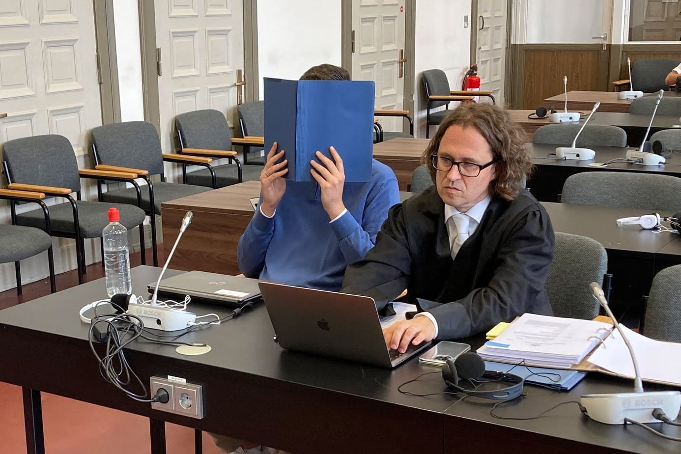 Der Angeklagte (l.) neben seinem Verteidiger im Gerichtssaal: Dem 38-Jährigen wird vorgeworfen, seine Ehefrau getötet zu haben.