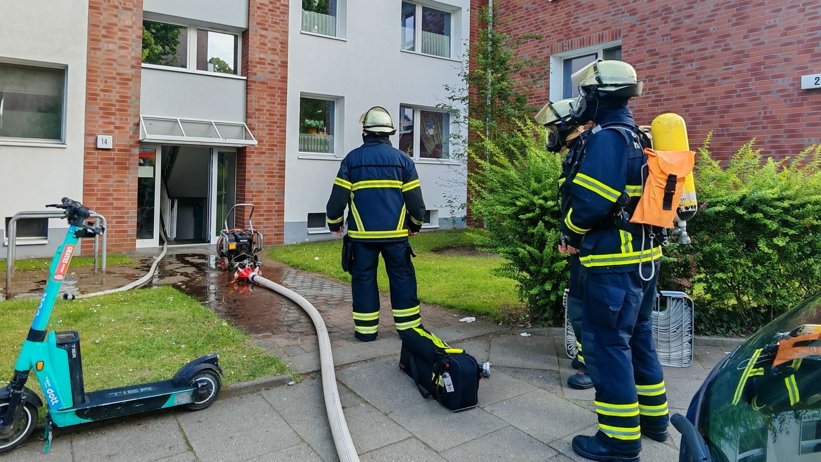 Einsatzkräfte vor einem Mehrfamilienhaus: Der Versuch, Wespen von einem Balkon zu vertreiben, endete in Hamburg in einem Großeinsatz der Feuerwehr.