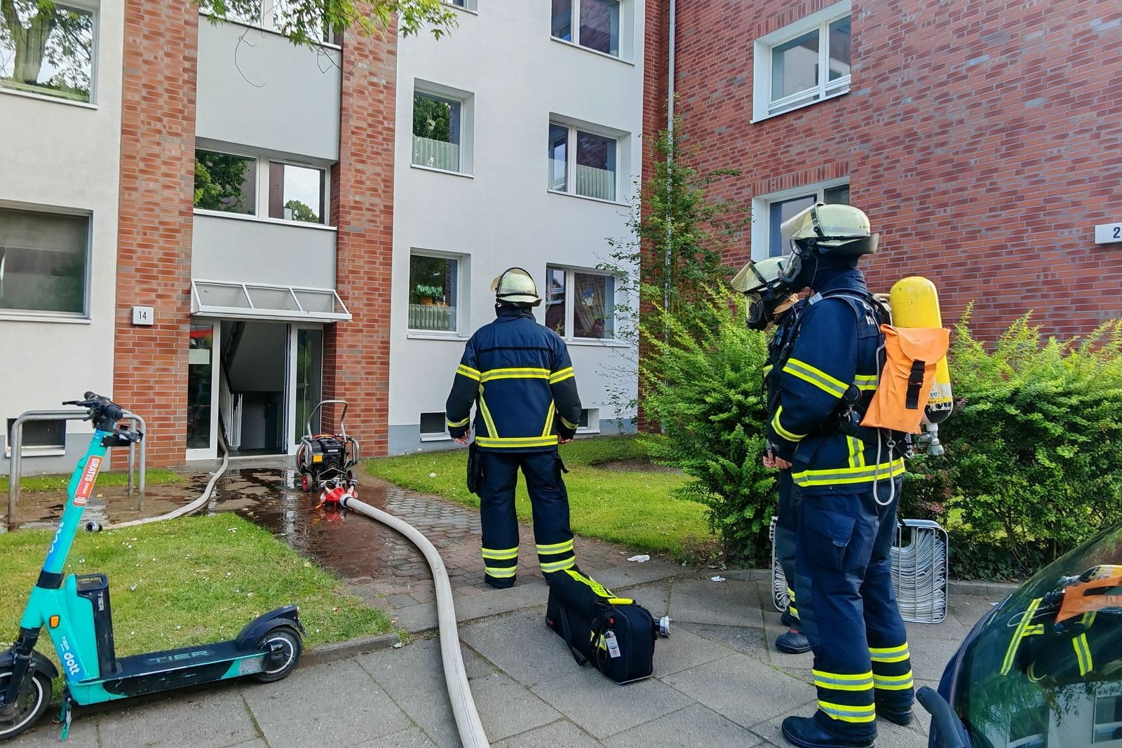 Einsatzkräfte vor einem Mehrfamilienhaus: Der Versuch, Wespen von einem Balkon zu vertreiben, endete in Hamburg in einem Großeinsatz der Feuerwehr.