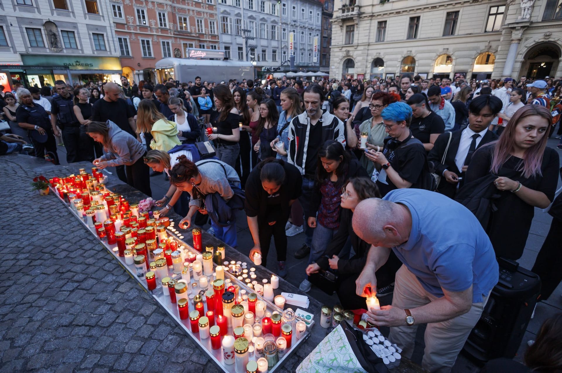 Trauernde in Graz entzünden Kerzen für die Opfer.