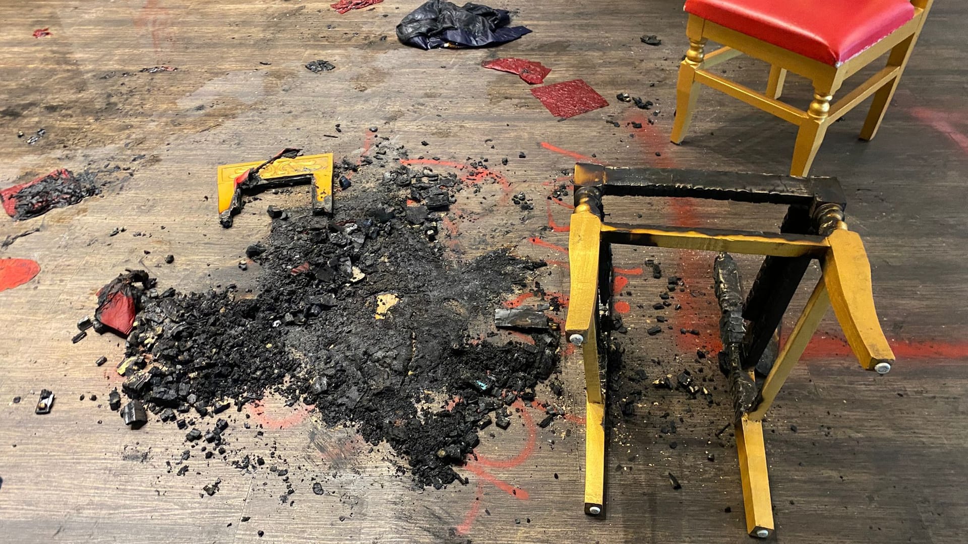 Ein Stuhl wurde offenbar in der Mitte des Gastraums angezündet.