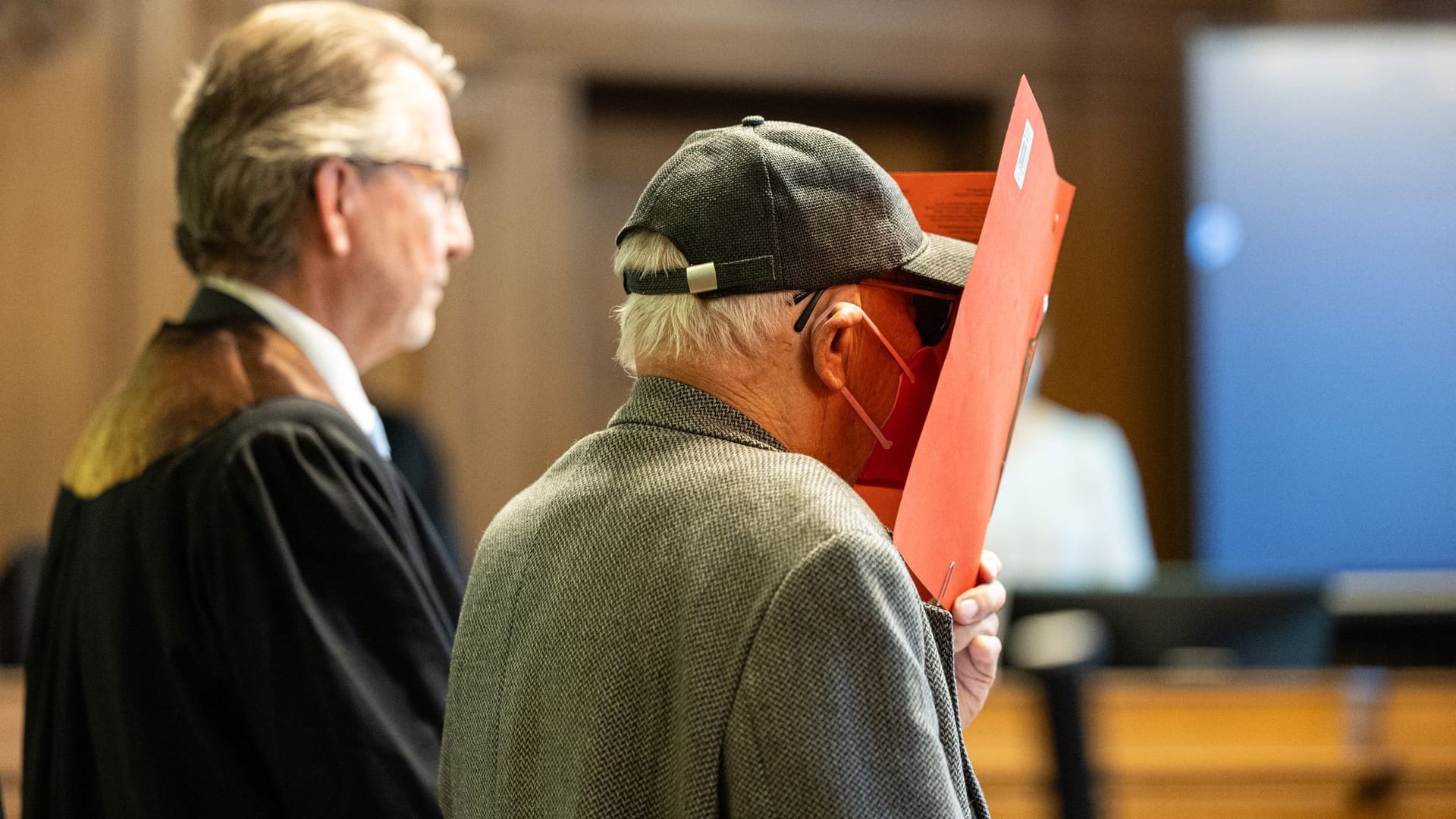 Der Angeklagte (rechts) steht vor Beginn des Prozesses mit seinem Anwalt Thomas Scheferling im Gerichtssaal (Archivfoto): Nach einem Unfall mit zwei Toten auf der Leipziger Straße in Mitte hat das Verfahren gegen den 84-Jährigen begonnen.