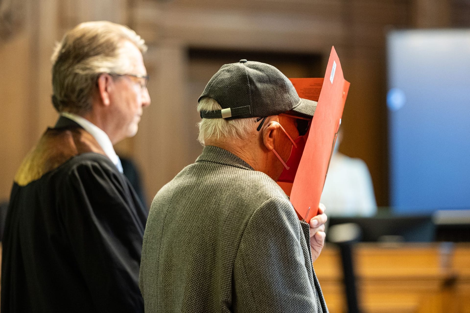 Der Angeklagte (rechts) steht vor Beginn des Prozesses mit seinem Anwalt Thomas Scheferling im Gerichtssaal (Archivfoto): Nach einem Unfall mit zwei Toten auf der Leipziger Straße in Mitte hat das Verfahren gegen den 84-Jährigen begonnen.