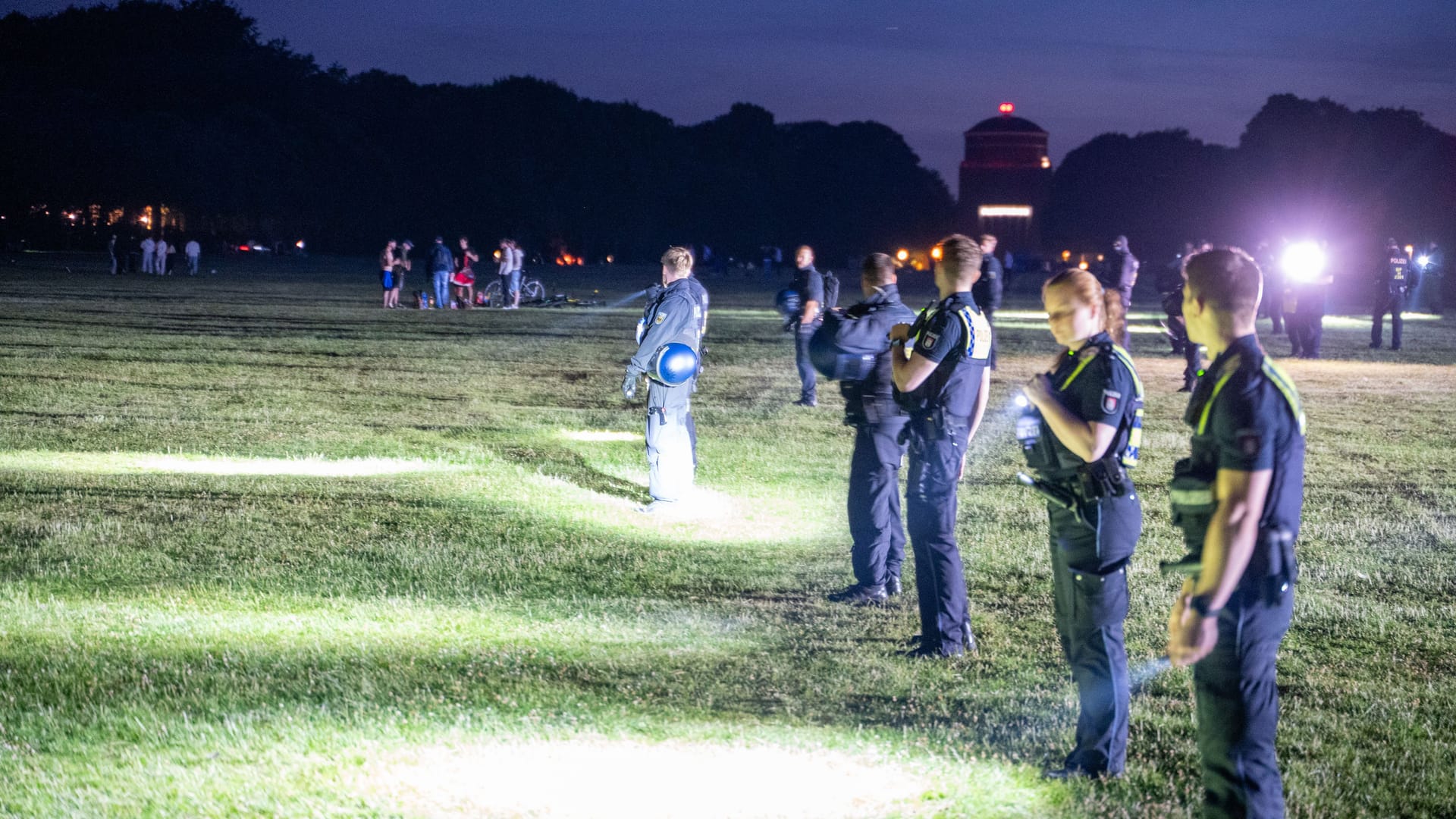 Polizeibeamte suchen ein Messer im Stadtpark: Bei einer eskalierten Schlägerei ist am Samstagabend ein Jugendlicher niedergestochen worden. Polizeibeamte suchen ein Messer im Stadtpark: Bei einer eskalierten Schlägerei ist am Samstagabend ein Jugendlicher niedergestochen worden.