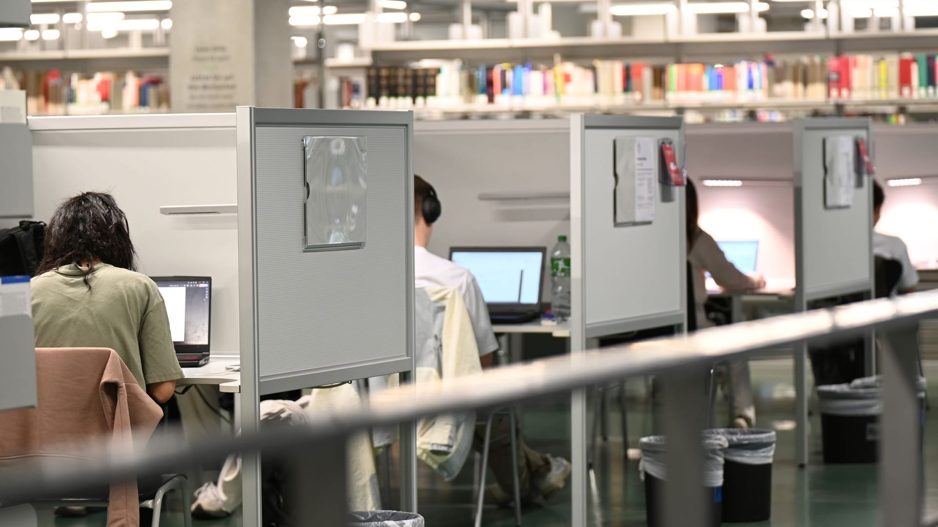 Studenten lernen in der Bibliothek Studenten lernen in der Bibliothek