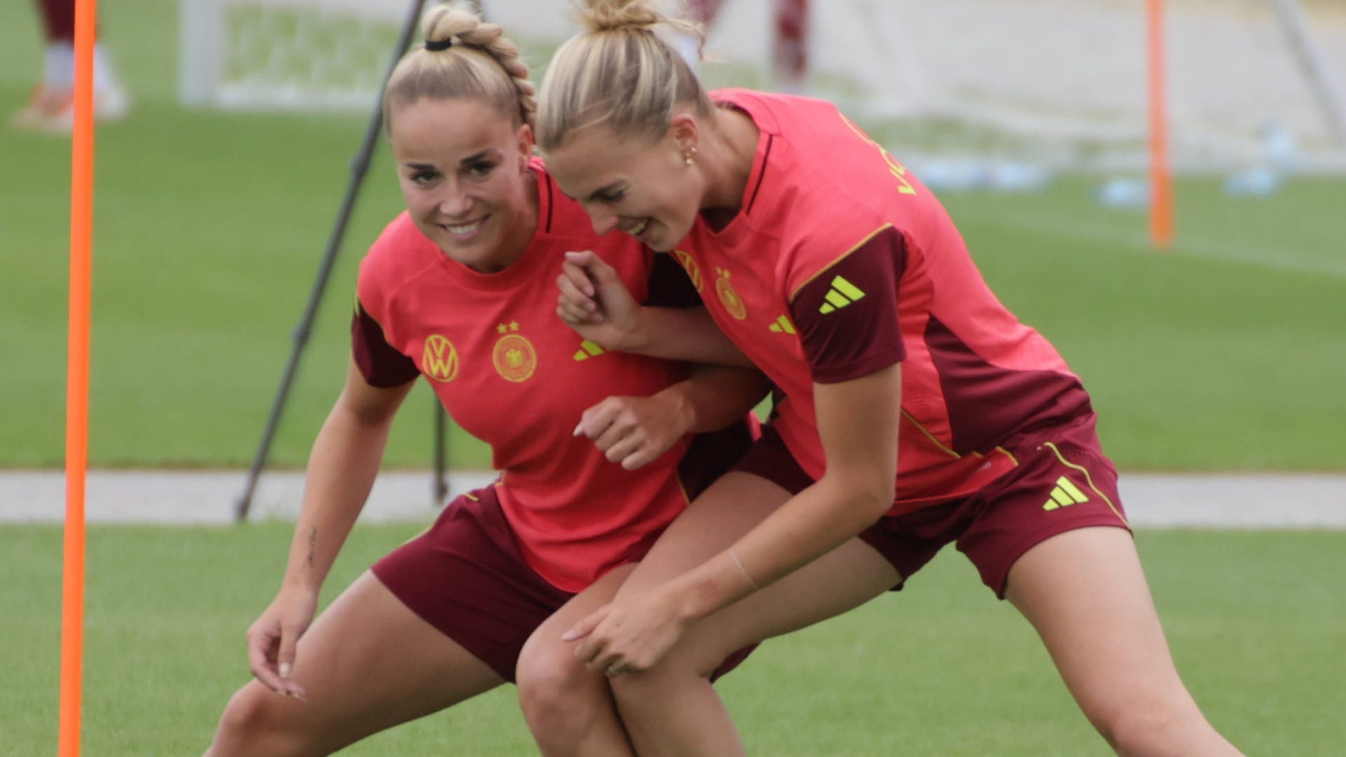 Giulia Gwinn (l.) beim Training mit Laura Freigang: Die Nationalspielerinnen bekamen prominenten Besuch.