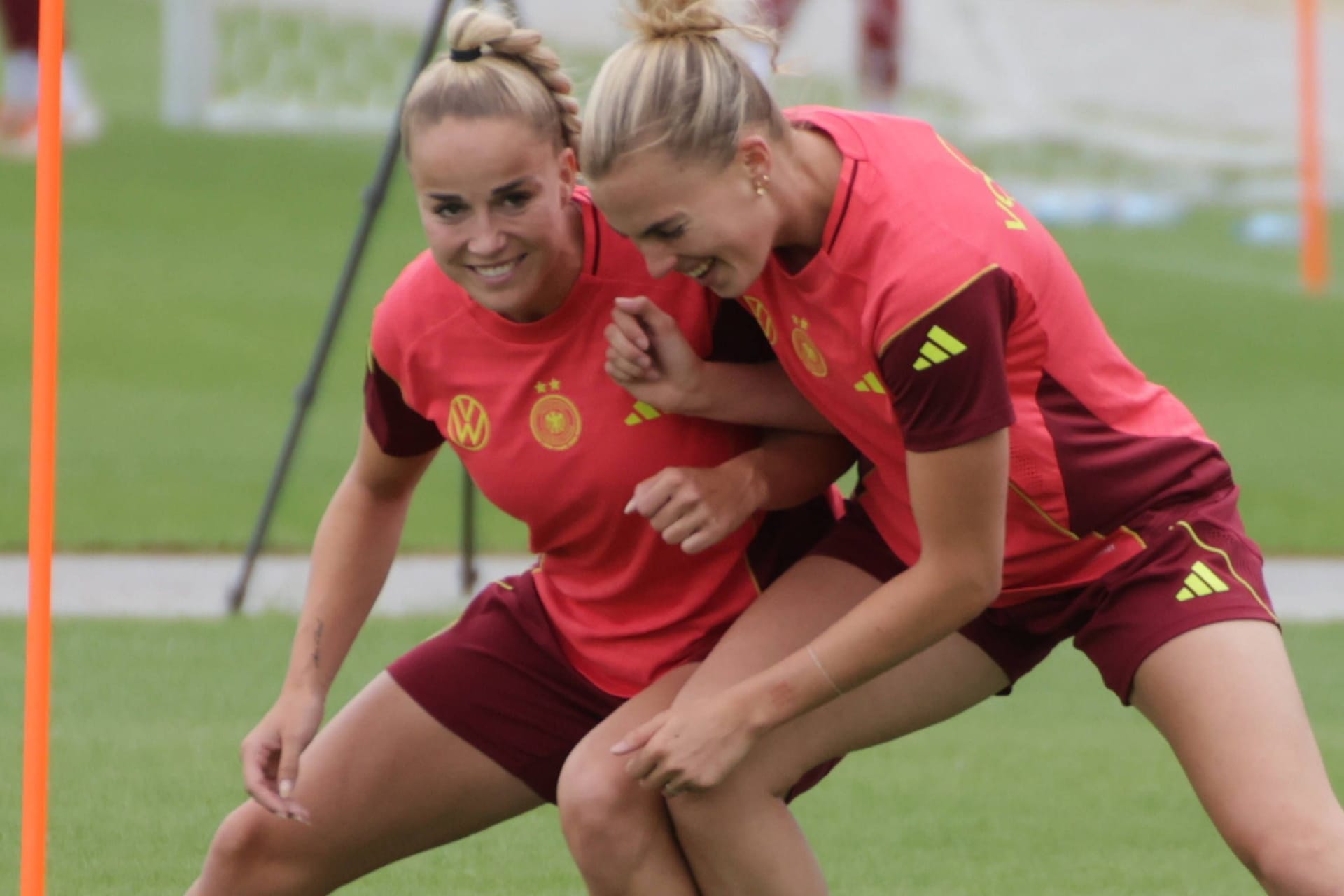 Giulia Gwinn (l.) beim Training mit Laura Freigang: Die Nationalspielerinnen bekamen prominenten Besuch.