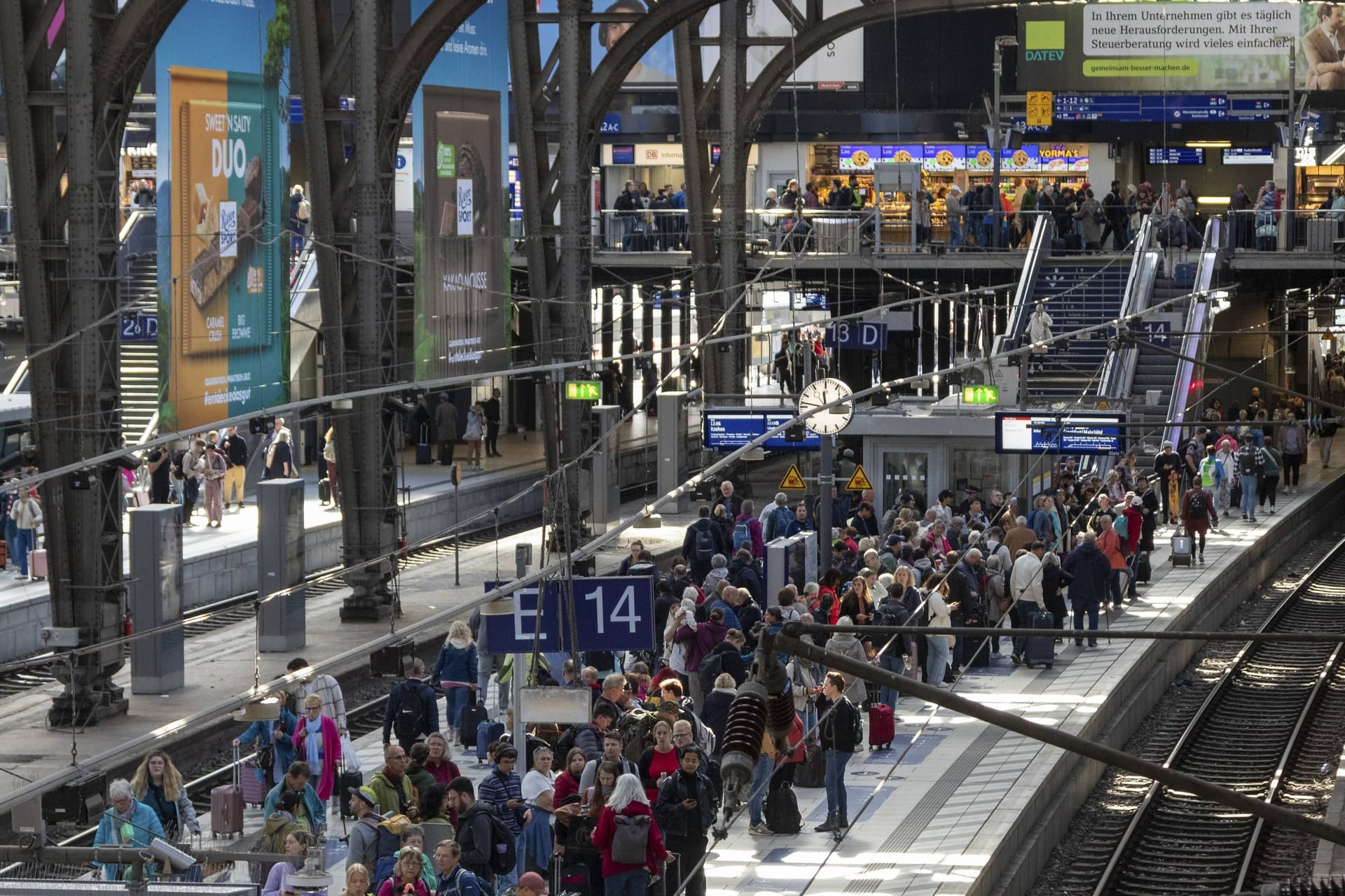 Menschen warten am Bahnsteig im Hauptbahnhof Hamburg (Symbolbild): Fahrgäste müssen am Samstag mit Verzögerungen rechnen.