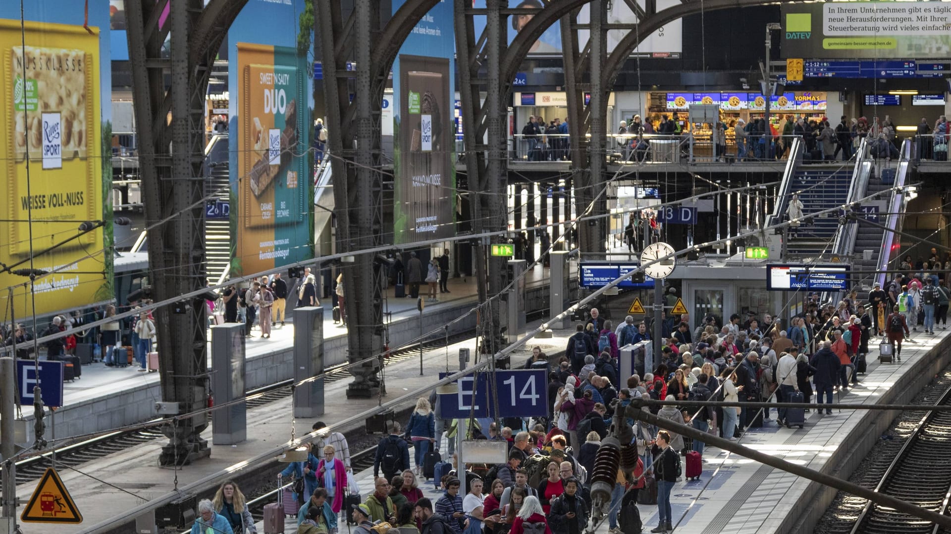 Menschen warten am Bahnsteig im Hauptbahnhof Hamburg (Symbolbild): Fahrgäste müssen am Samstag mit Verzögerungen rechnen. Menschen warten am Bahnsteig im Hauptbahnhof Hamburg (Symbolbild): Fahrgäste müssen am Samstag mit Verzögerungen rechnen.