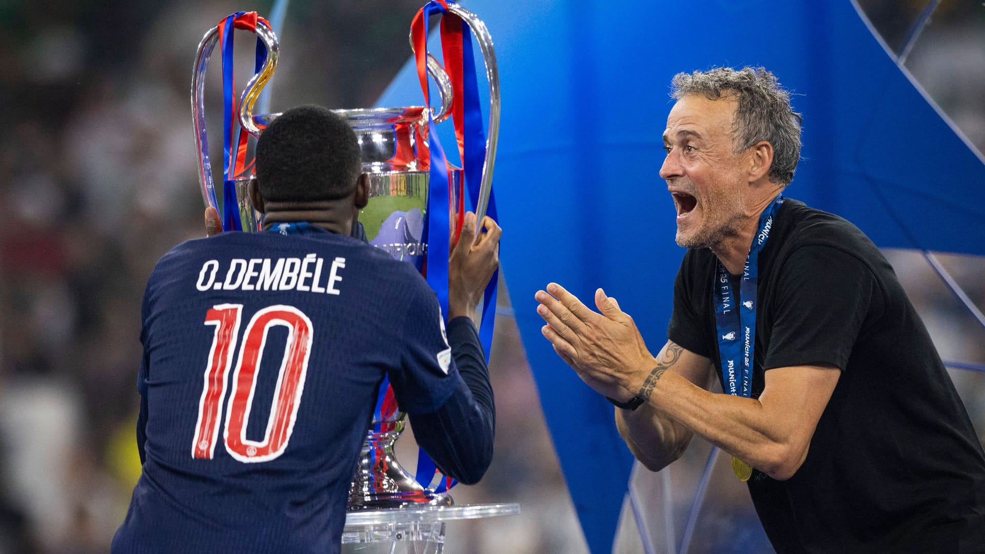 Am Ziel: Paris' Trainer Luis Enrique (r.) und Spieler Dembélé mit der Champions-League-Trophäe.