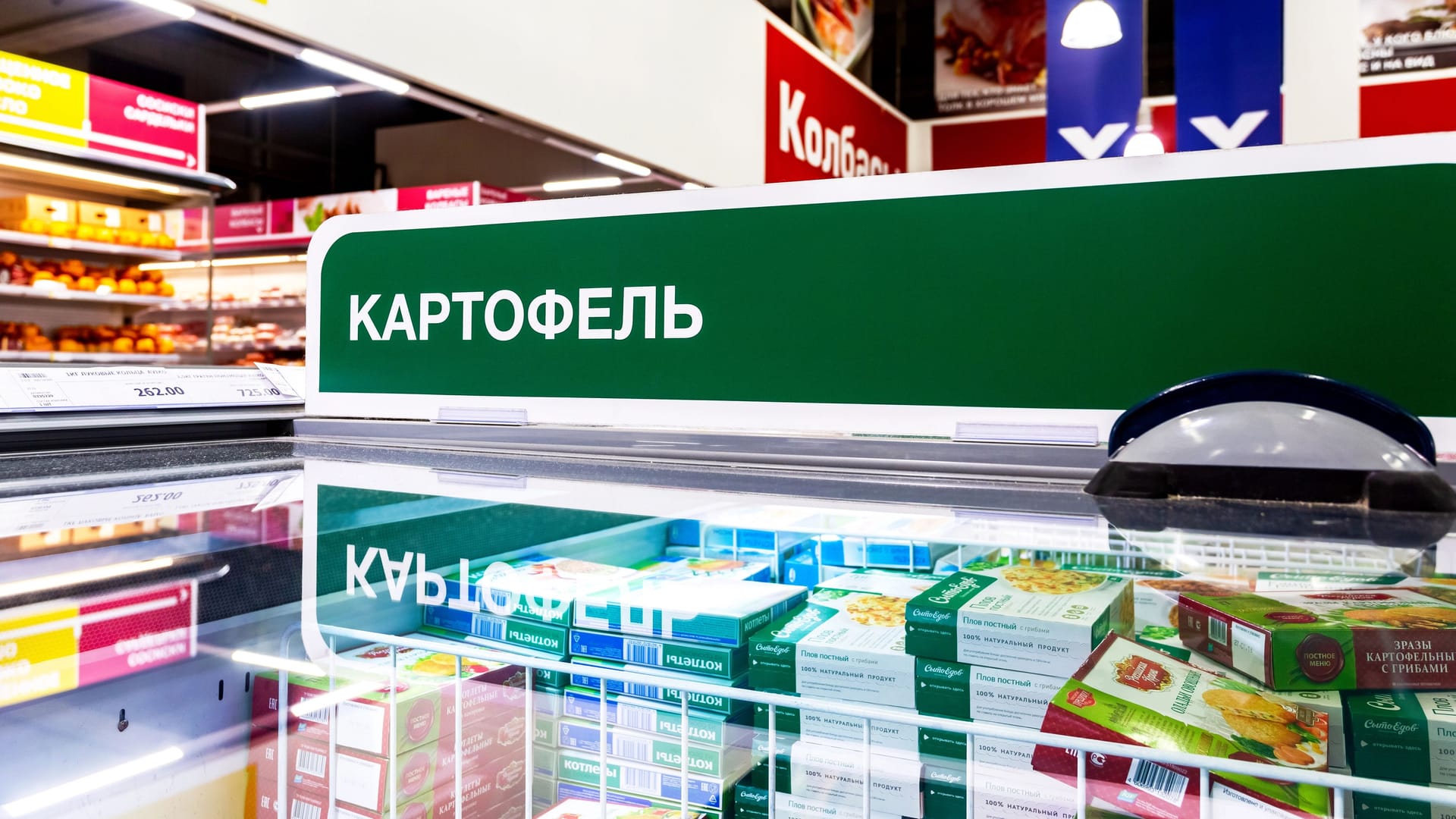 Showcase with frozen potatoe. Text in Russian: Potatoe