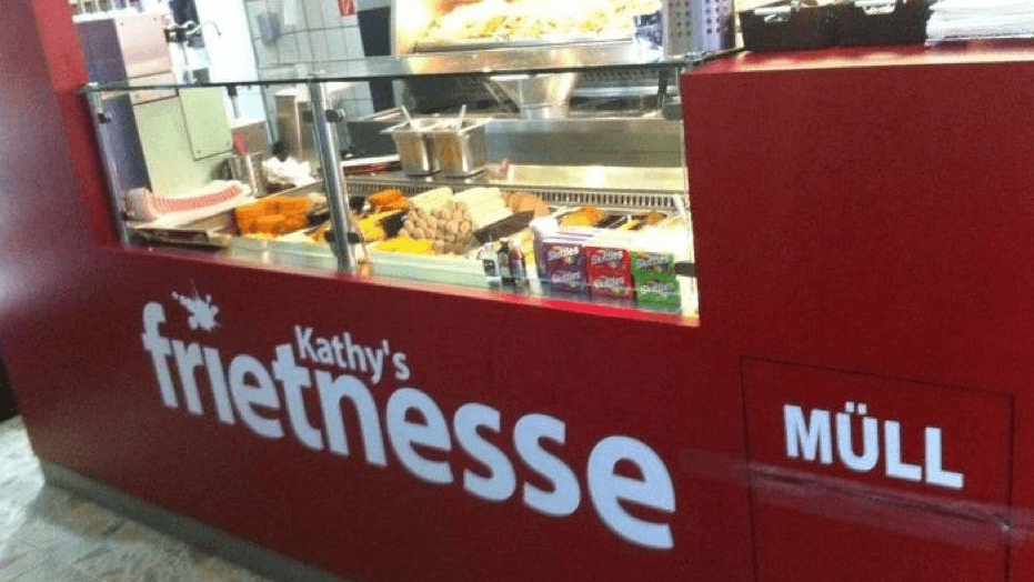 Die ehemalige Theke bei "Kathy's Frietnesse": Die Frittenbude nach niederländischem Vorbild schließt im Sommer.