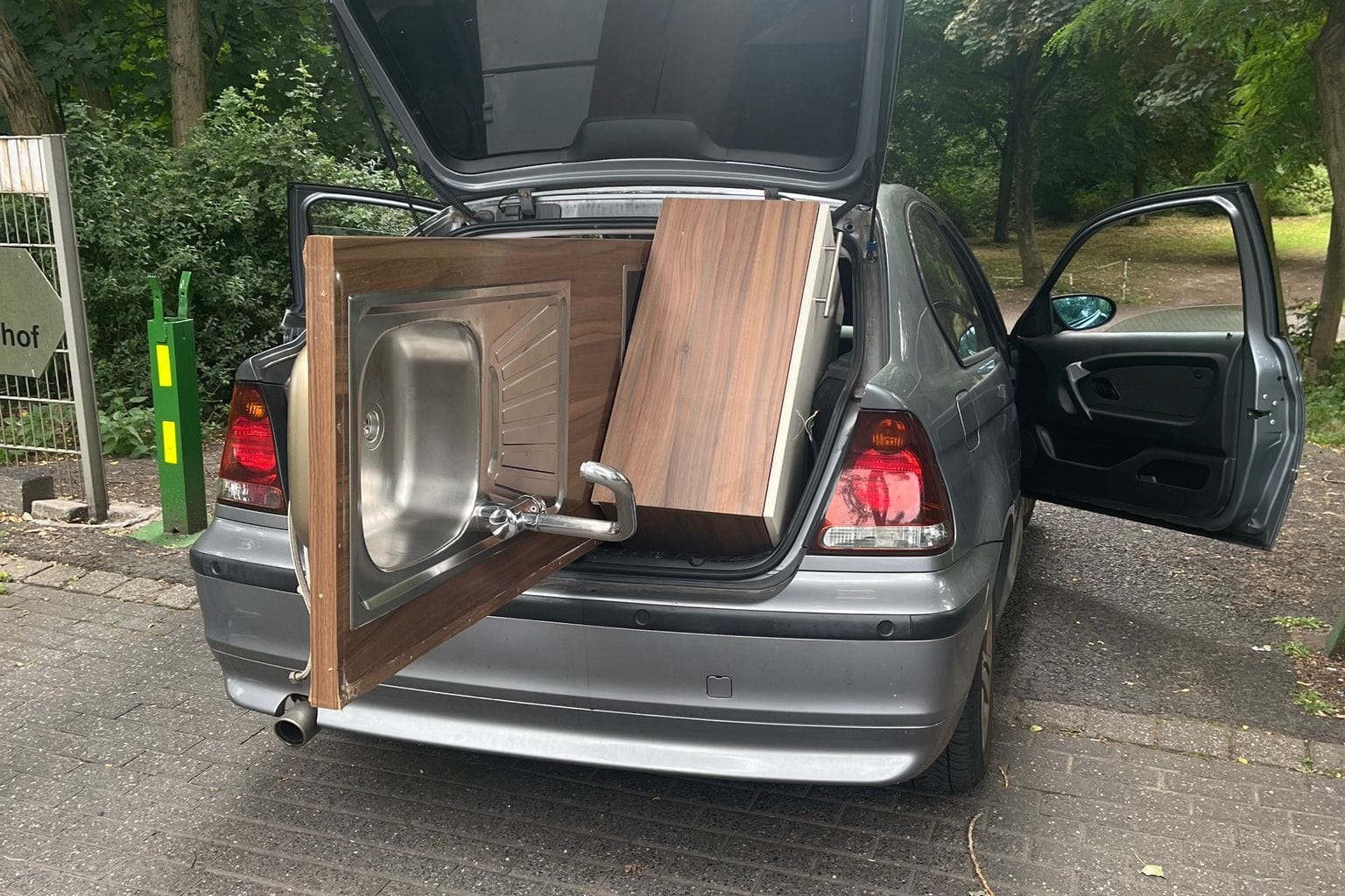 Spülbecken ragt aus Auto