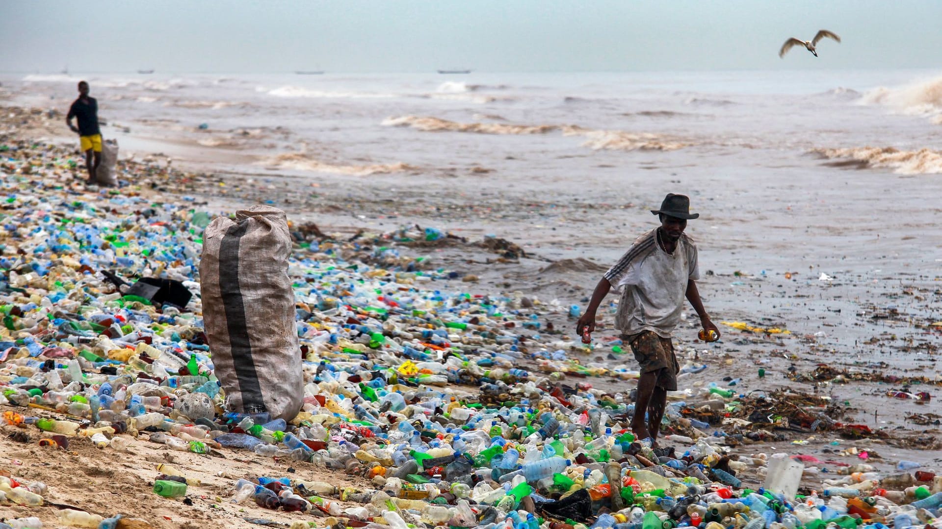 Plastikmüll an einem Strand in Ghana Plastikmüll an einem Strand in Ghana