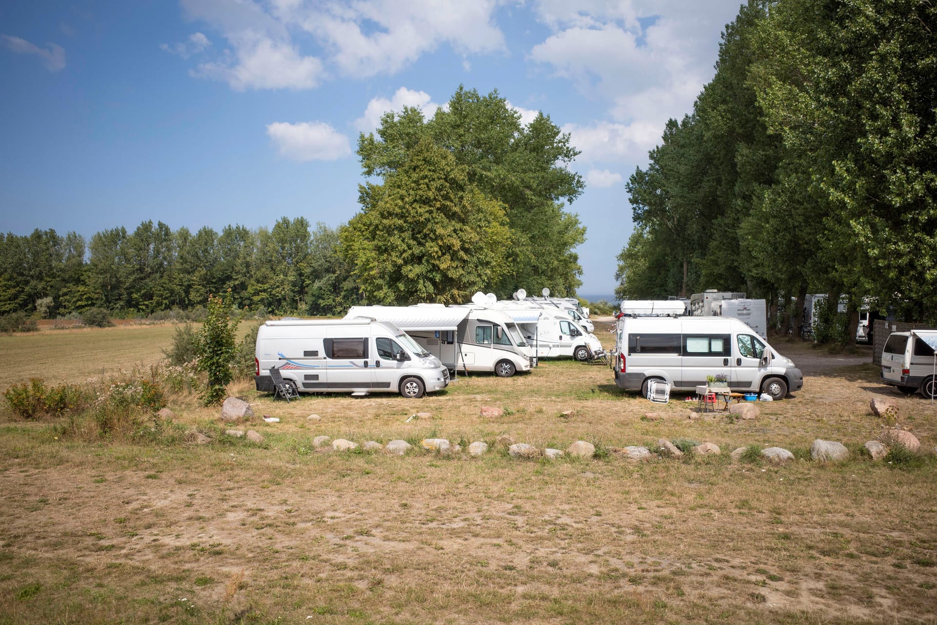 Caravan, Bus und Wohnmobil auf einem Stellplatz (Symbolbild): Ein Portal hat sich angesehen, welche Stellplätze für Campingwagen am besten bewertet sind.