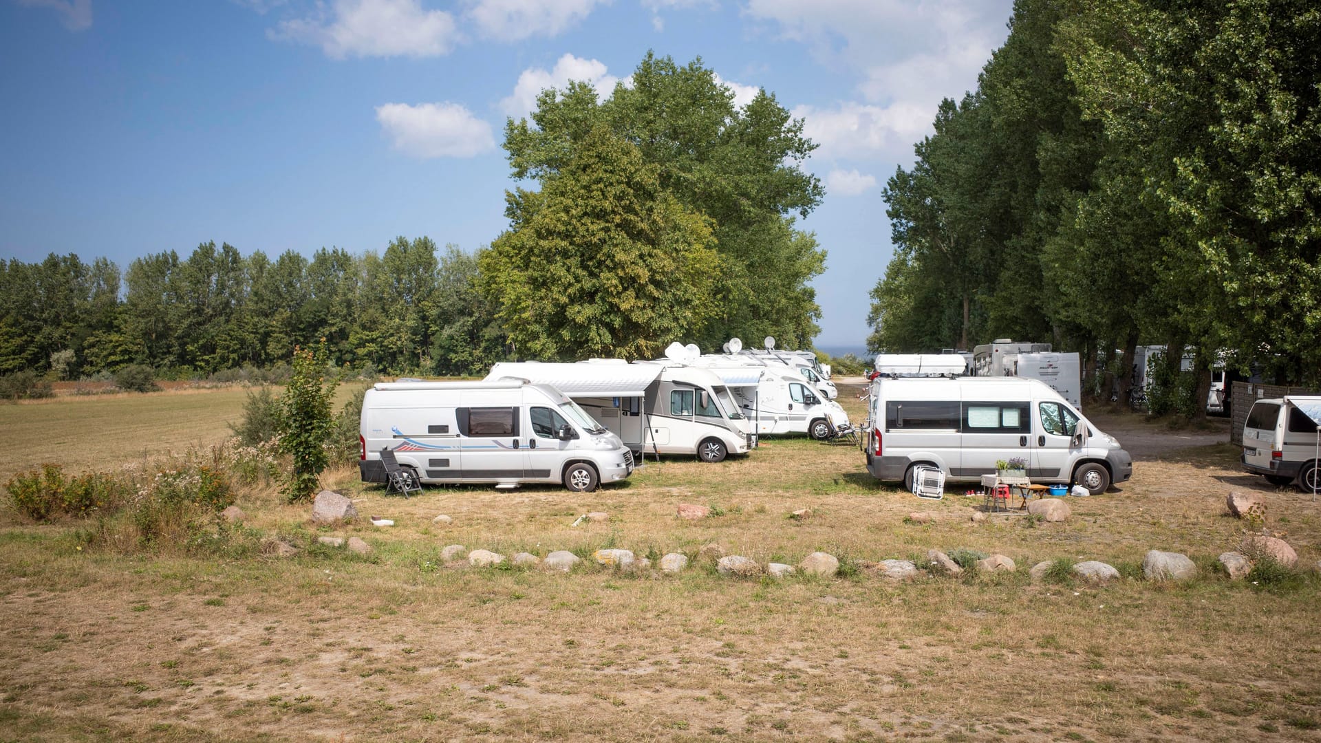 Caravan, Bus und Wohnmobil auf einem Stellplatz (Symbolbild): Ein Portal hat sich angesehen, welche Stellplätze für Campingwagen am besten bewertet sind.