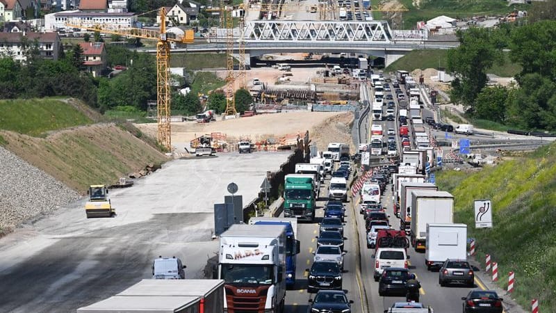 Fahrzeuge stehen im Stau an einer Baustelle auf der Autobahn 8 bei Pforzheim: Schon am frühen Morgen hatte es auf der Autobahn in Bayern einen schweren Unfall gegeben.